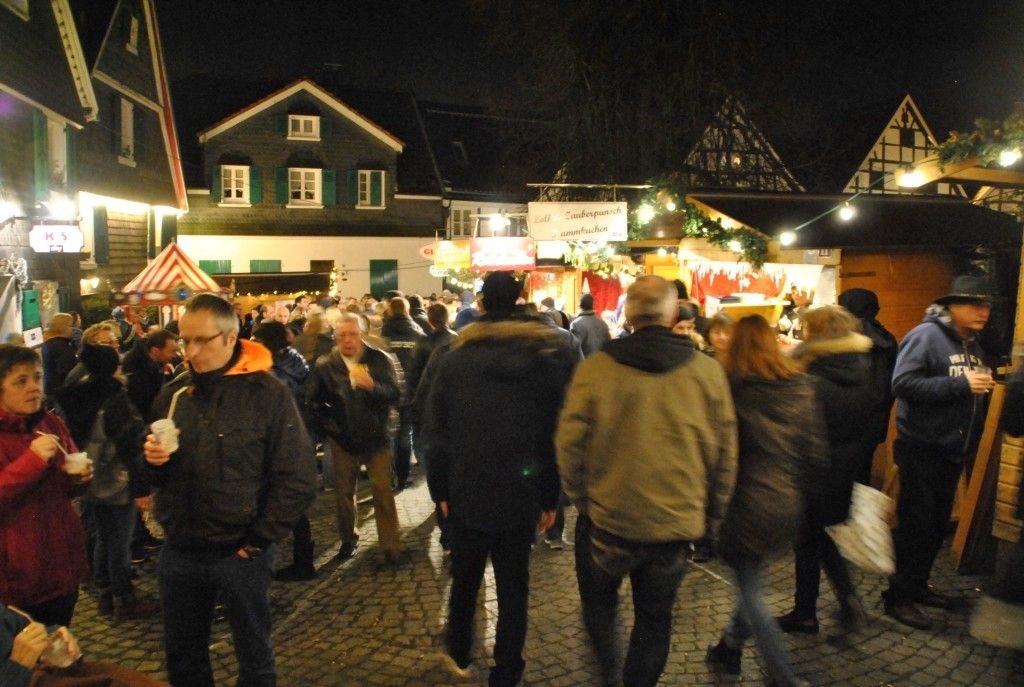 Menschen auf dem Weihnachtsmarkt Wülfrath