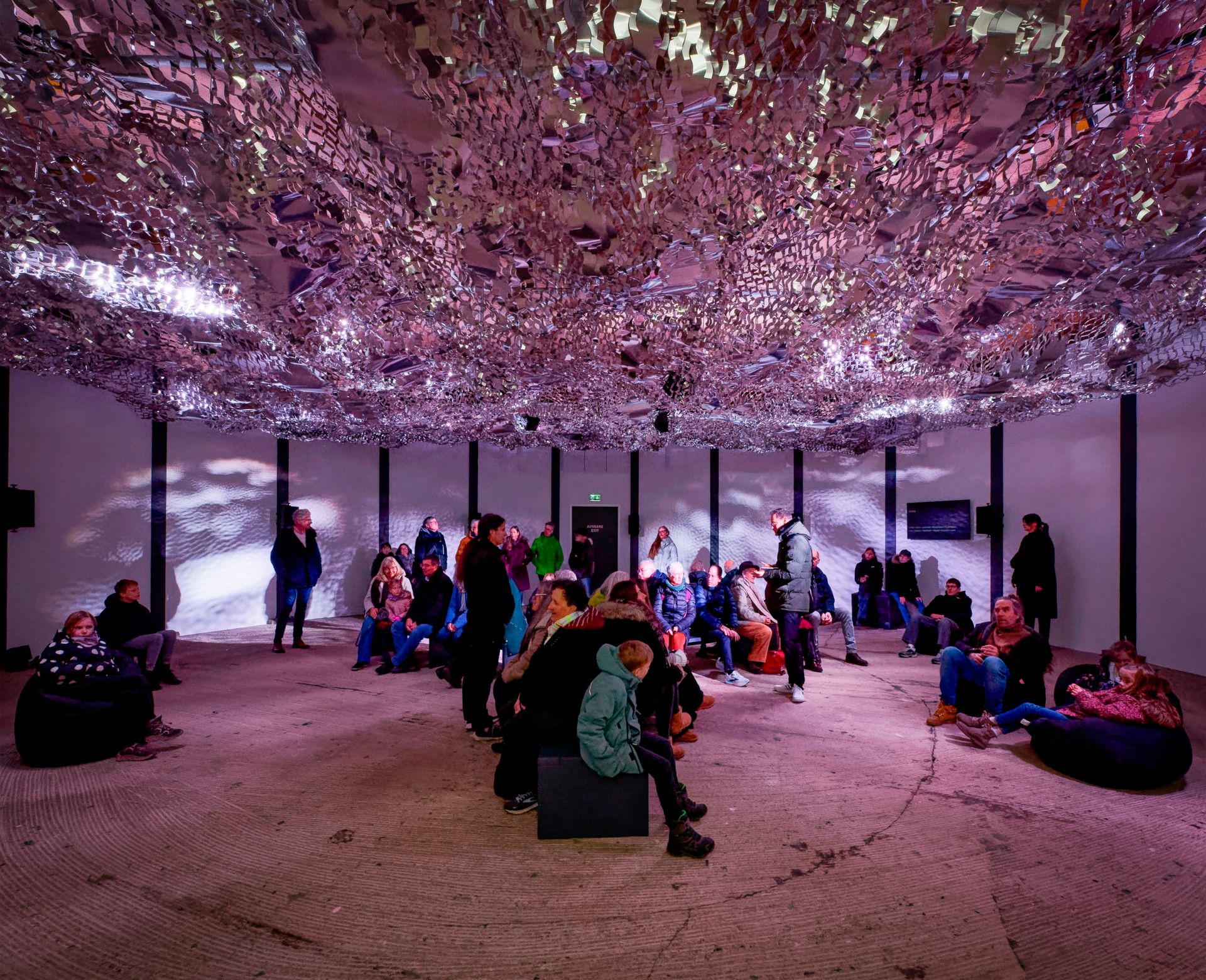 Die audiovisuelle Installation „Global Sunrise“ ist ein Höhepunkt der Ausstellung Mythos Wald