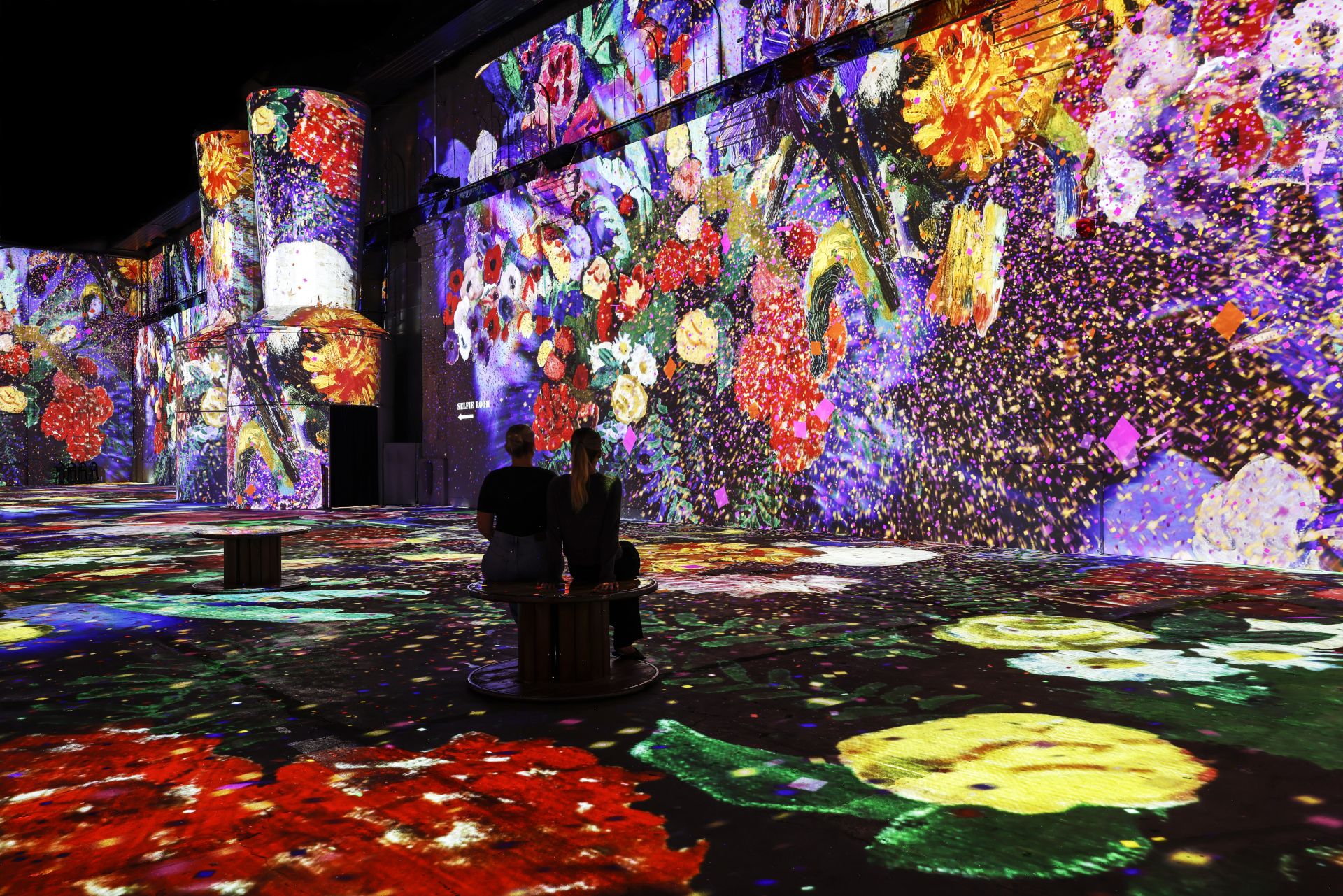 Immersive Projektionen verwandeln die Ausstellungshallen des Phoenix des Lumières in Dortmund in ein lebendiges Blumenmeer von Henri Matisse