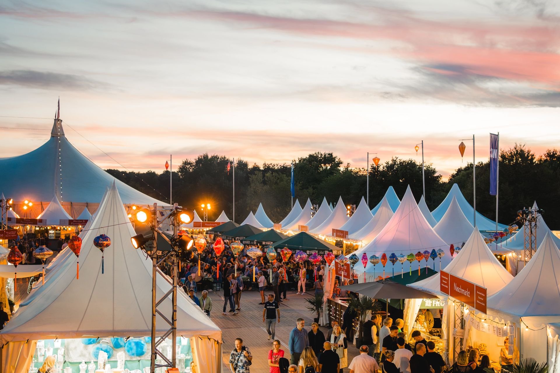Die Piazza zwischen den Zelten gilt als das größte Open-Air Restaurant im Revier