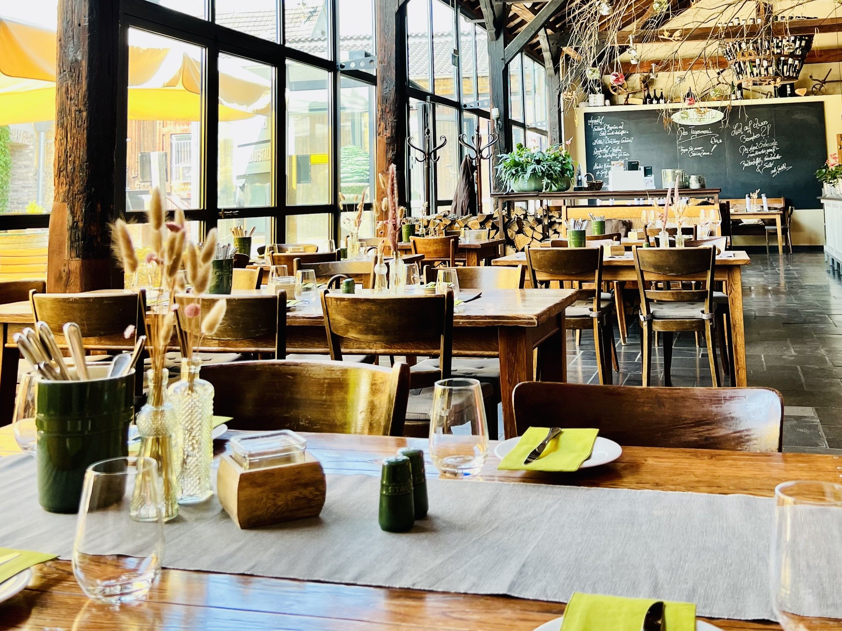 Bodenständige Küche mit regionalem Einfluss der Eifel bietet das Gasthaus Eiflers Zeiten auf Burg Flamersheim