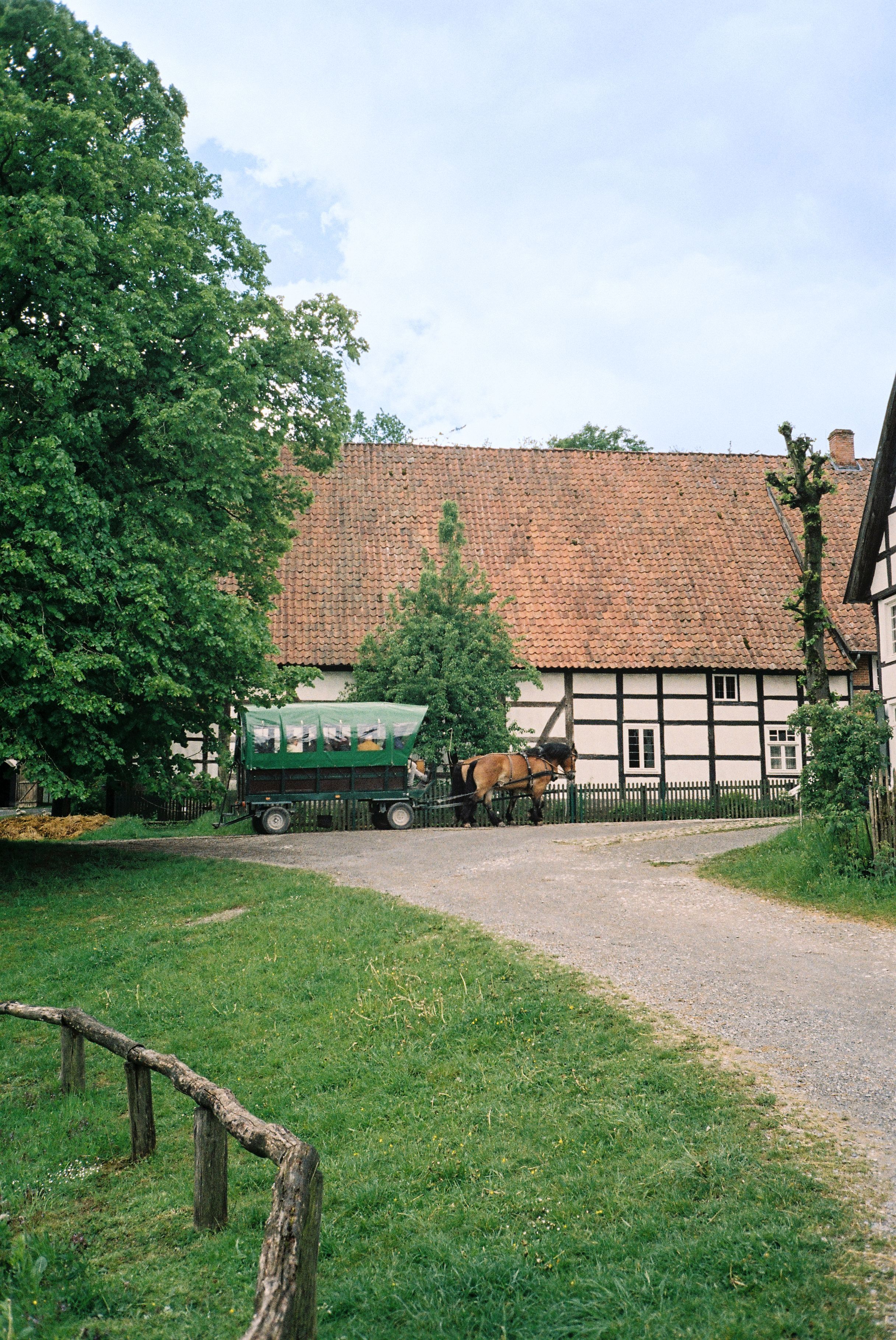 Molle & Korn, Henri Schade, Pferdekutsche vor Fachwerkhaus am Paderborner Hof des Freilichtmuseums in Detmold.