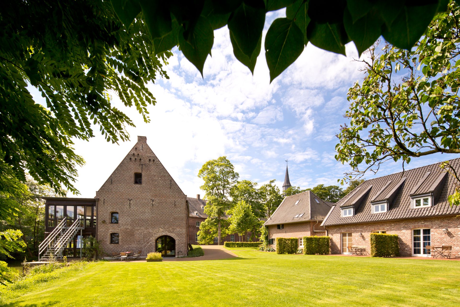 Die Wissener Schlossmühle liegt direkt neben der Boye. Sie dient als Tagungs- und Frühstücksraum für den Hotelbetrieb des Anwesens