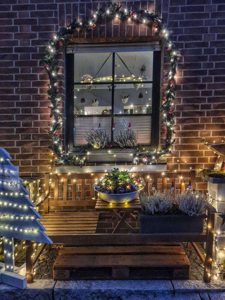 Eines von vielen weihnachtlich dekorierten Fenstern mit Lichterketten zum Betrachten.