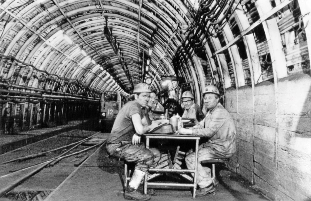 Dieses und weitere Fotos von der Zeche können Gäste in der Untertagewelt bestaunen. Auf dem Bild haben sich Arbeiter zur Pause am Tisch versammelt