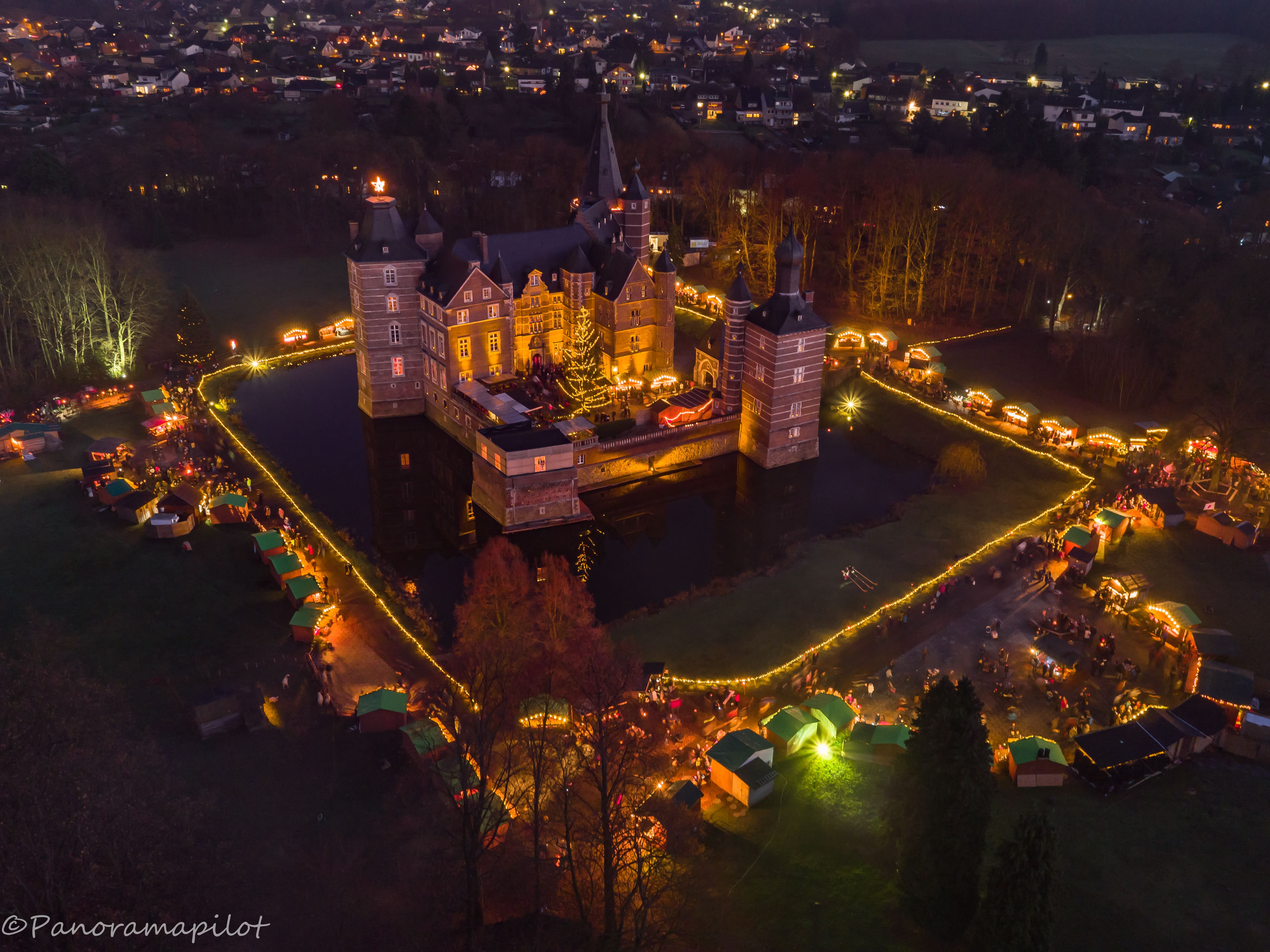Zur Seite Romantischer Weihnachtsmarkt auf Schloss Merode
