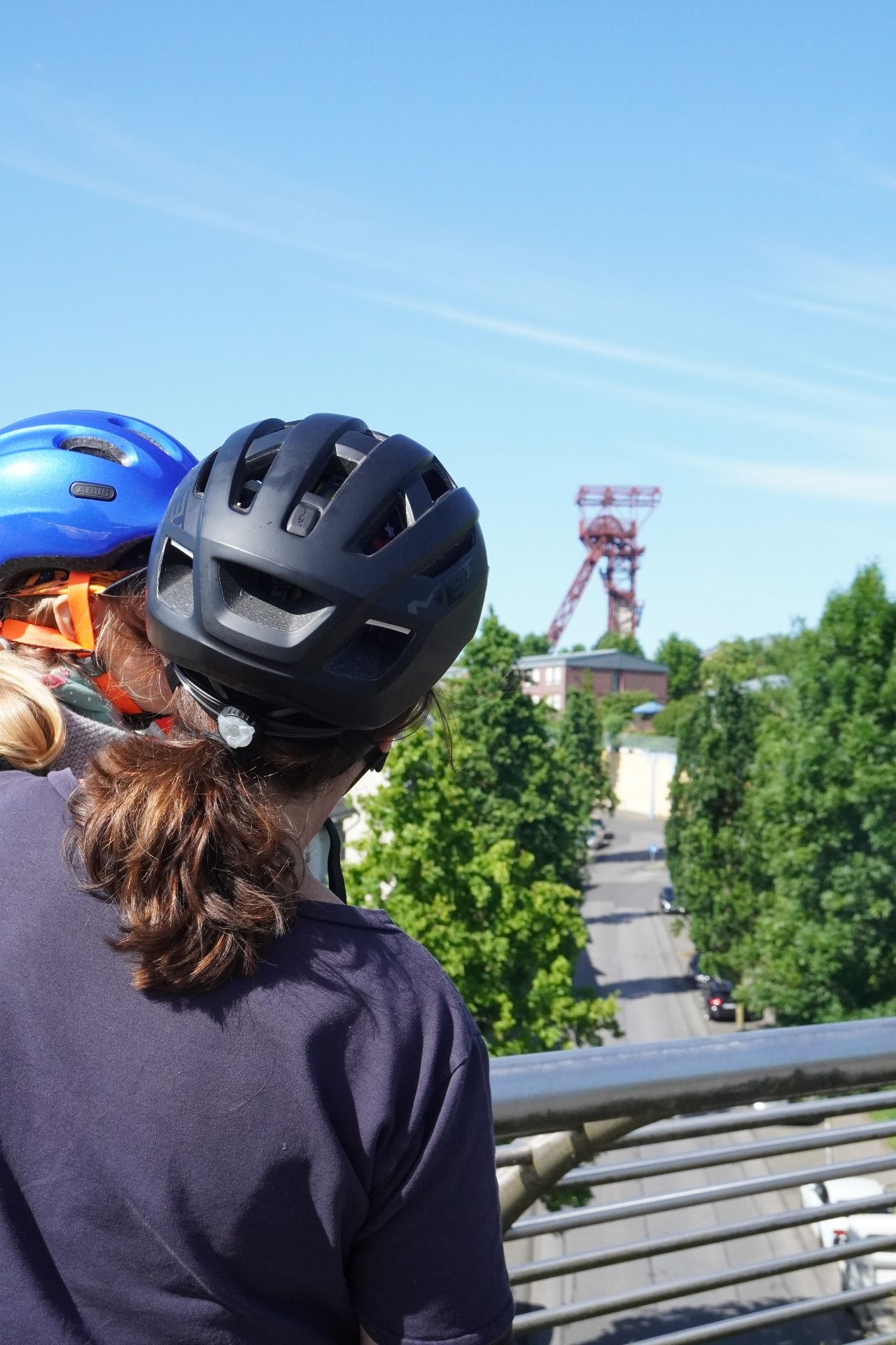 Frau und Kind genießen die Aussicht auf das Welterbe Zollverein in Essen