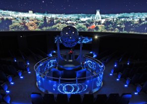 Zeiss Planetarium Bochum, Innenansicht mit Projektor und Kulisse, © Stadt Bochum Presse und Informationsamt Planetarium