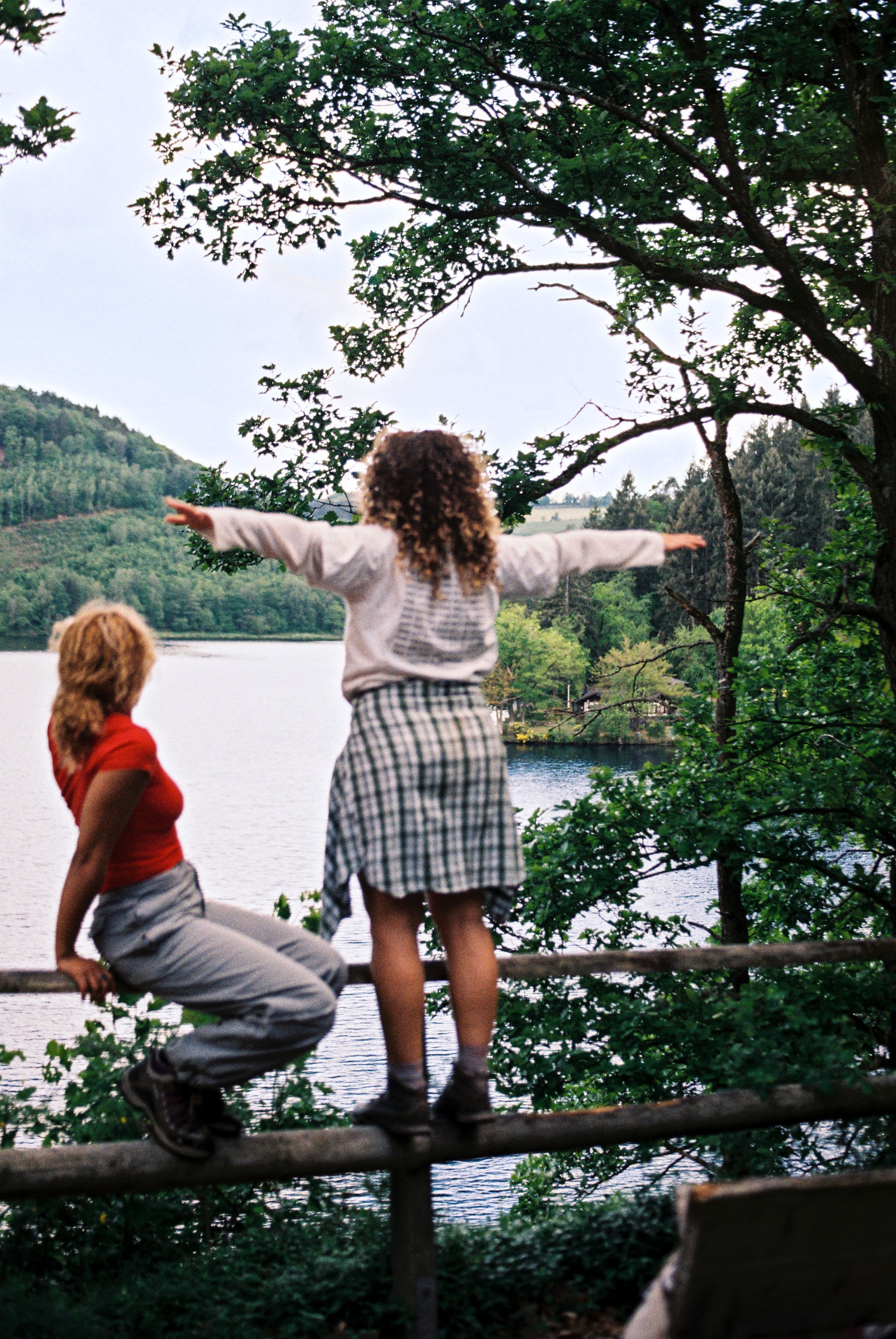 Zwei Frauen am Ufer der Einruhr in der Eifel.
