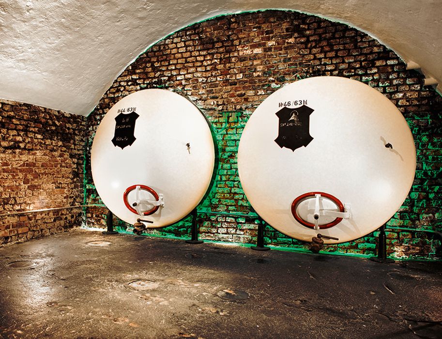 Die Gärung ist der zentrale Prozess der Bierherstellung, bei dem Hefe Zucker in Alkohol und Kohlendioxid umwandelt. Auch das erfahren Gäste beim Rundgang