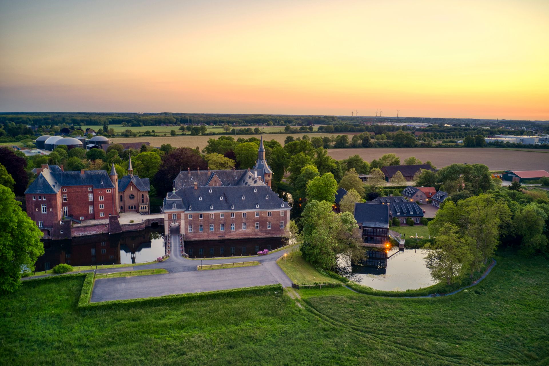 Das Ensemble des Schlosses Wissen besteht aus Vor- und Hauptburg, Schlosskapelle, Schlosspark, Getreidemühle und Boye