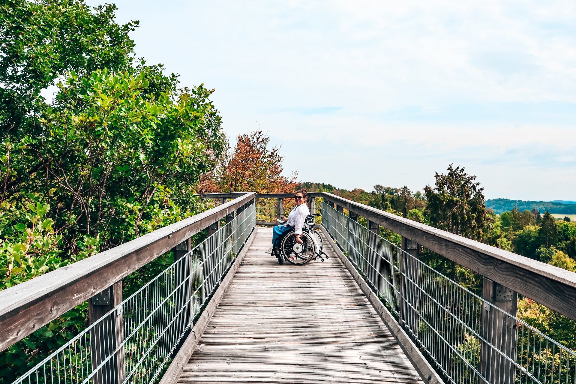 Rollstuhfahrerin auf Baumwipfelpfad Panarbora