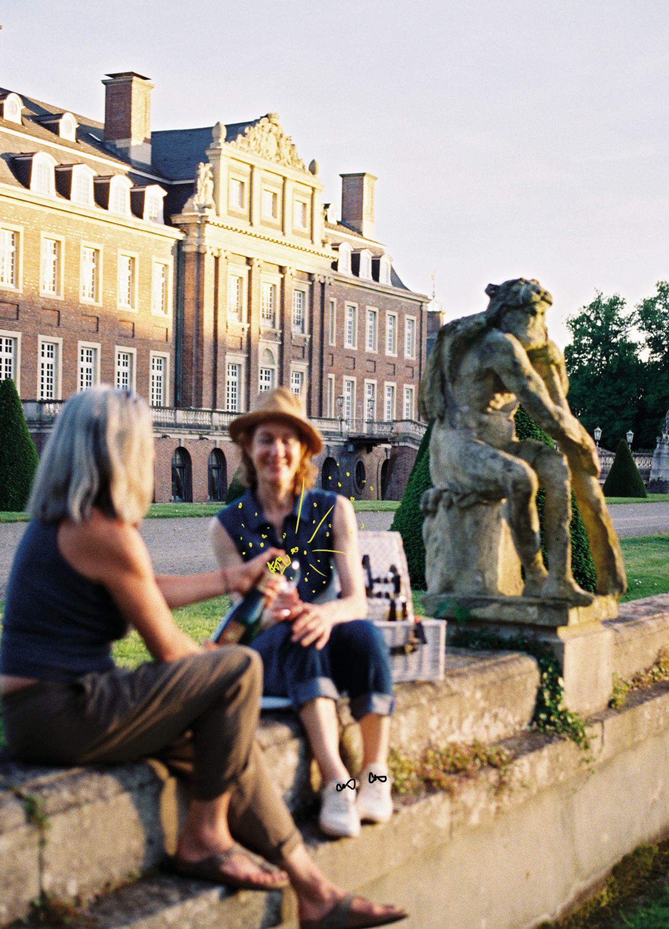 Münsterland Zwei Frauen auf Mauer bei Schloss Nordkirchen