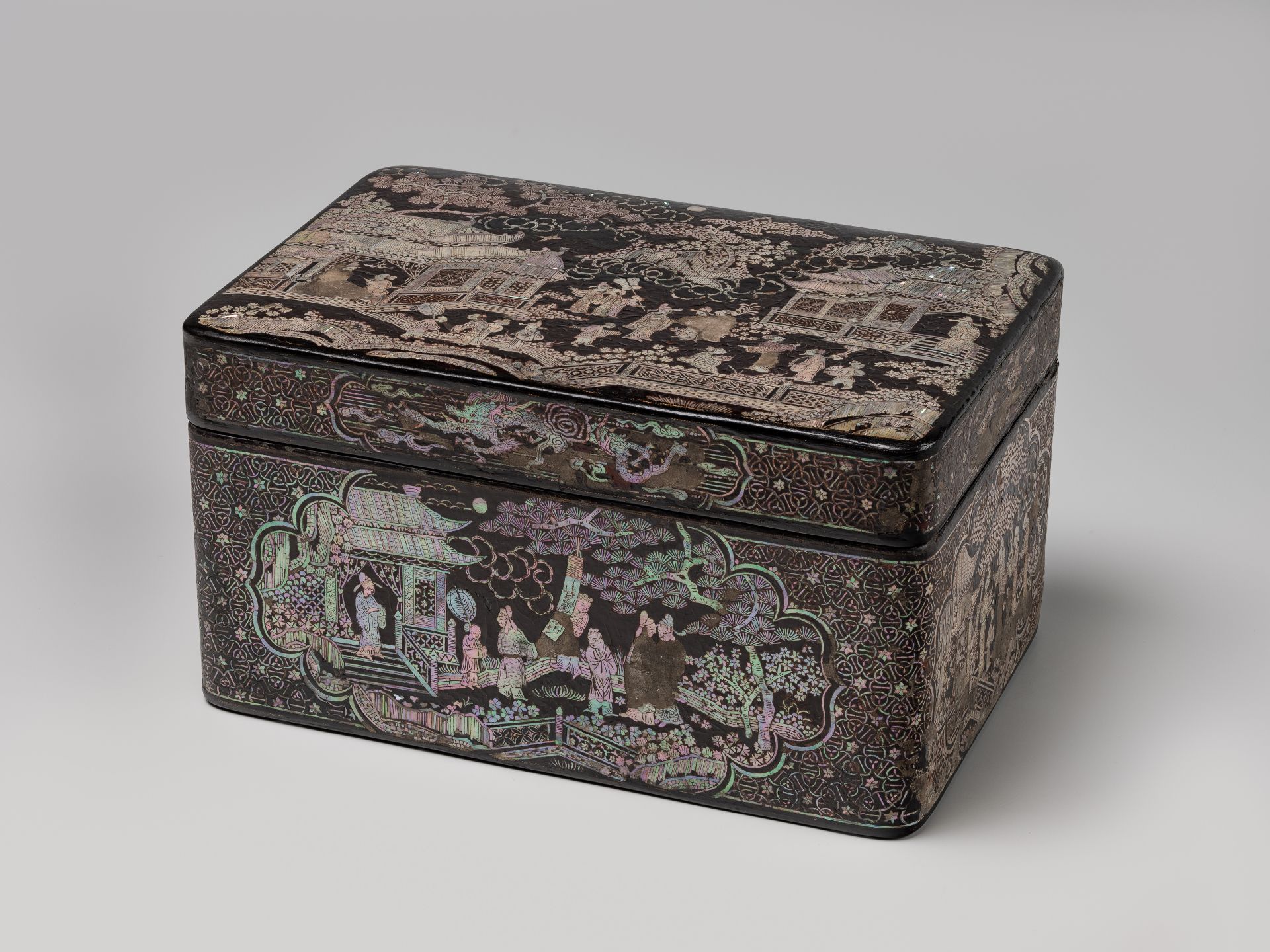 Kasten mit Perlmutteinlagen, L 22,8 cm, Yuan-Dynastie (1279-1368)
