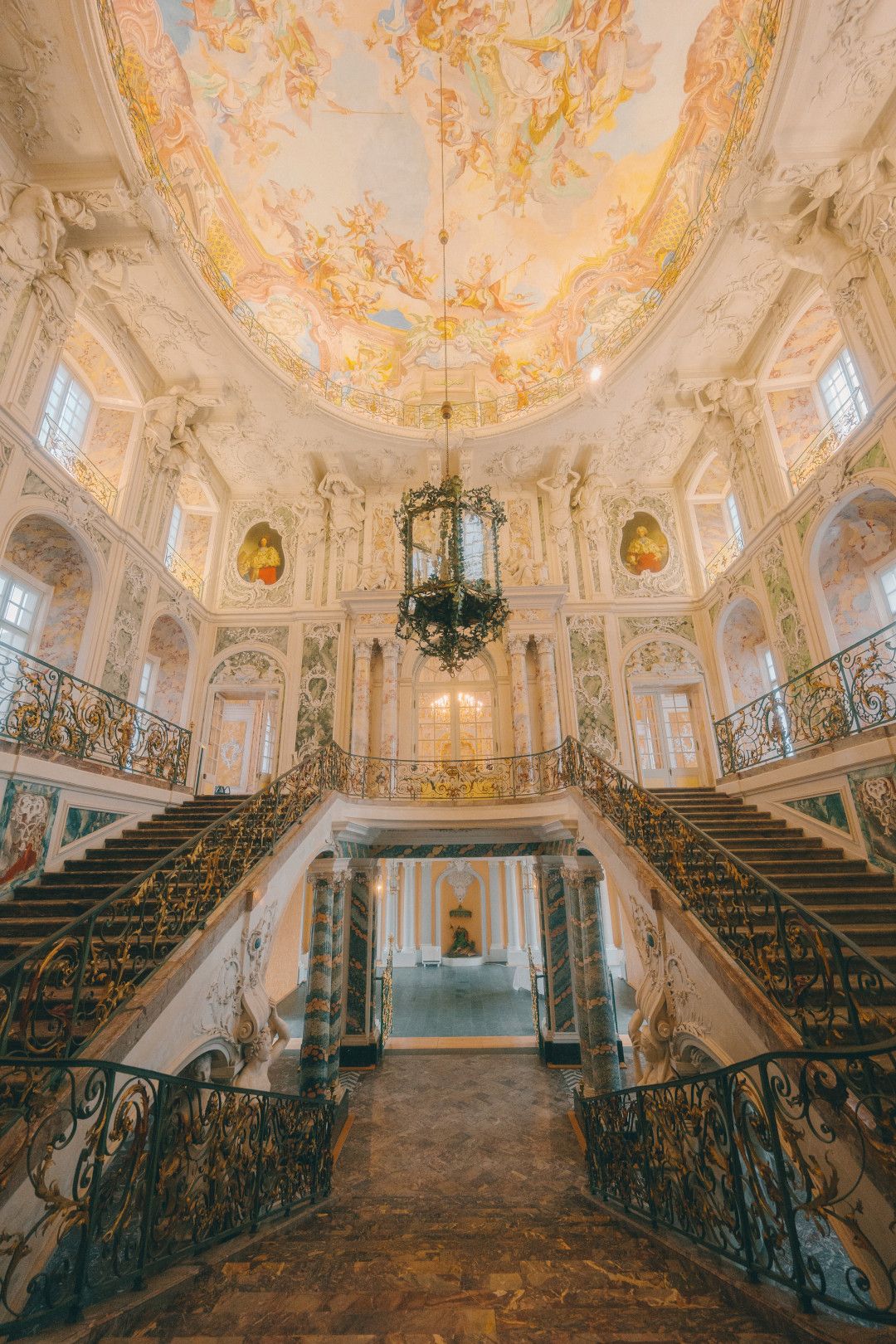 Prächtiges Treppenhaus mit Gold, Marmor und geschnörkeltem Geländer