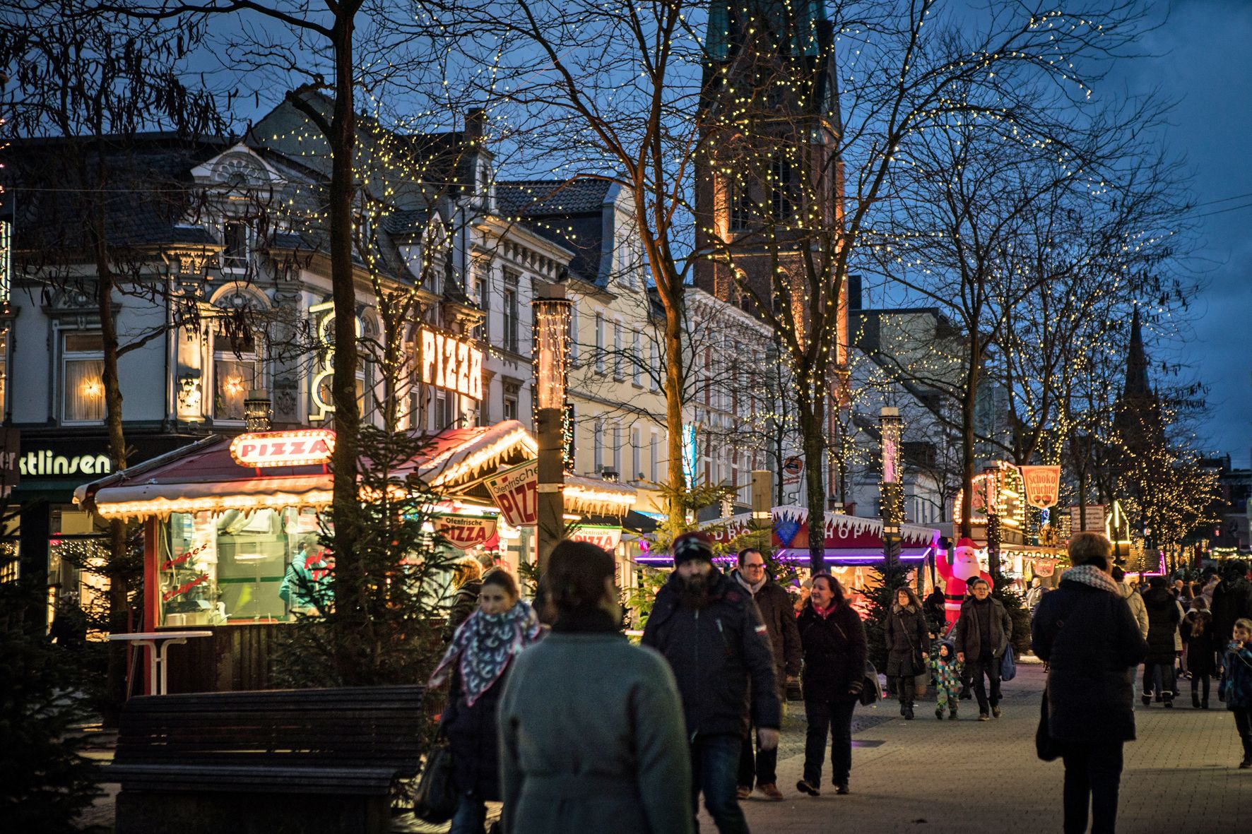 Lichterketten schmücken die Bäume und erhellen den ganzen Weihnachtsmarkt in Herne.