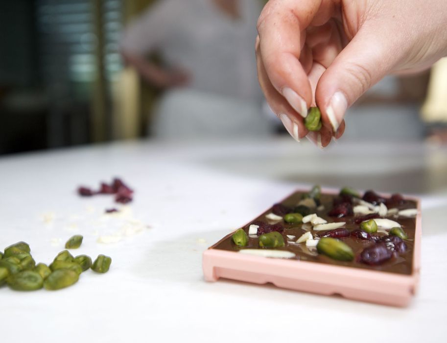 Die Dekoration individueller Tafeln steht bei speziellen Workshopangeboten des Schokoladenmuseums Köln auf der Tagesordnung