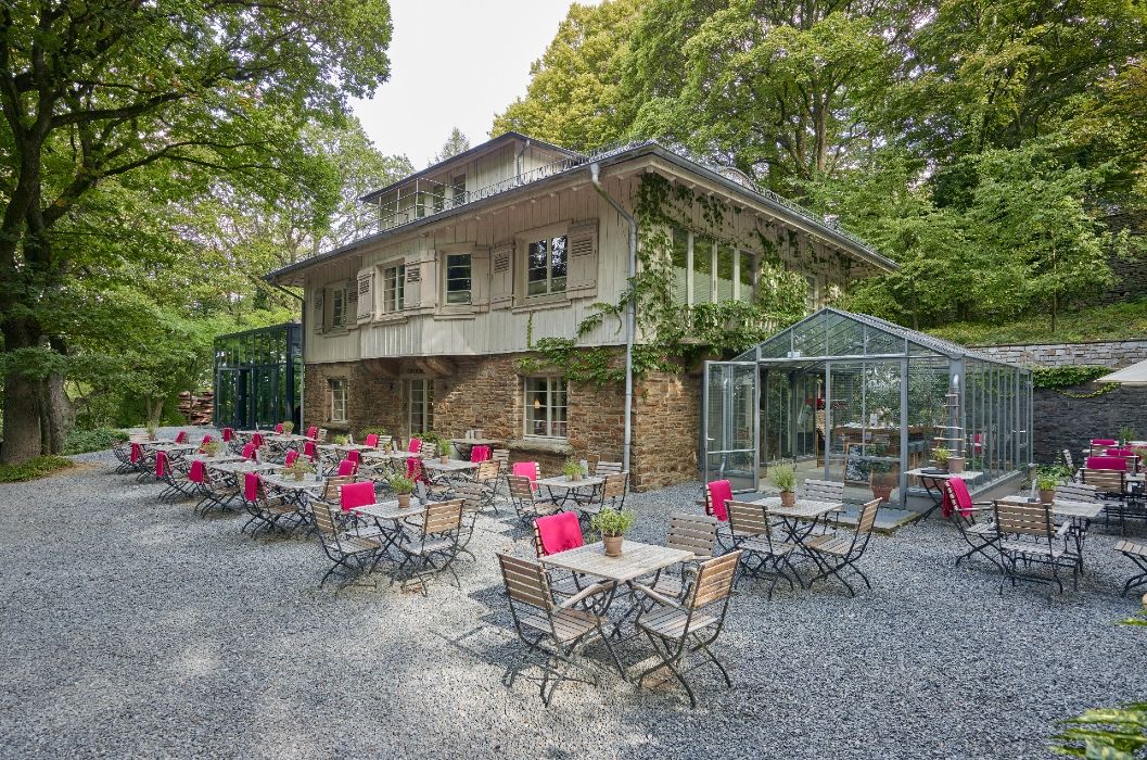 Das Café Podest bietet Gästen im Skulpturenpark Waldfrieden eine perfekte Möglichkeit zur Pause