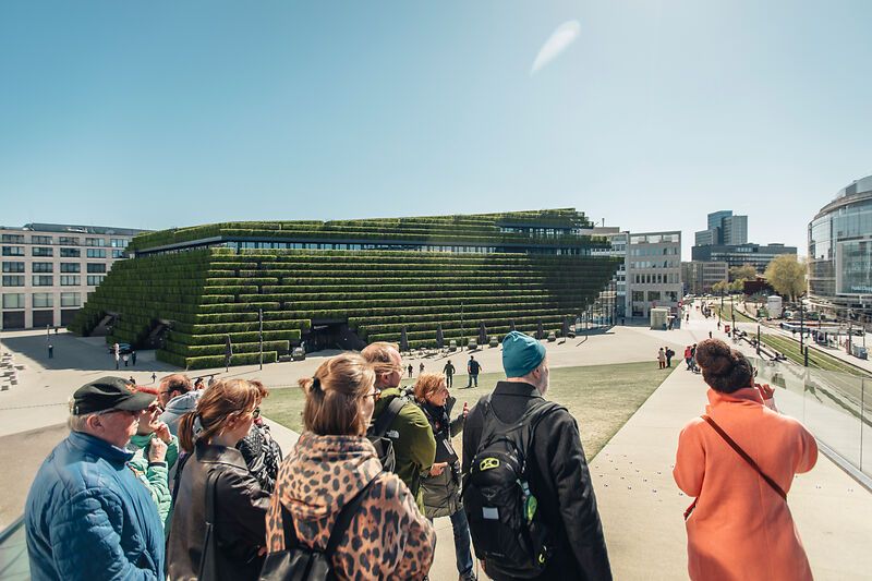 Bei der Stadtführung erfahren Reisende mehr über die Kö-Bögen I und II, ihre klimafreundliche Gestaltung und heutige Nutzung