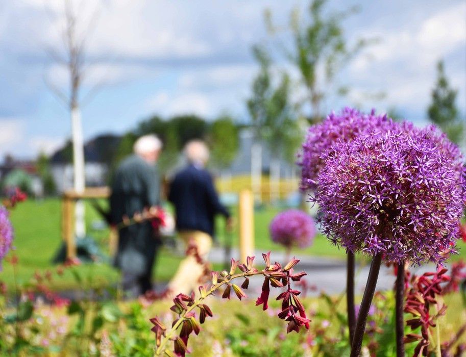Spaziergänger flanieren durch den Zechenpark