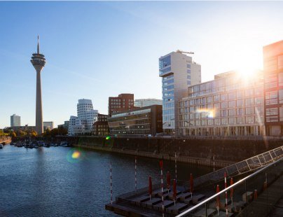 Sicht auf den Düsseldorfer Medienhafen inklusive Rheinturm, © Tourismus NRW e.V.