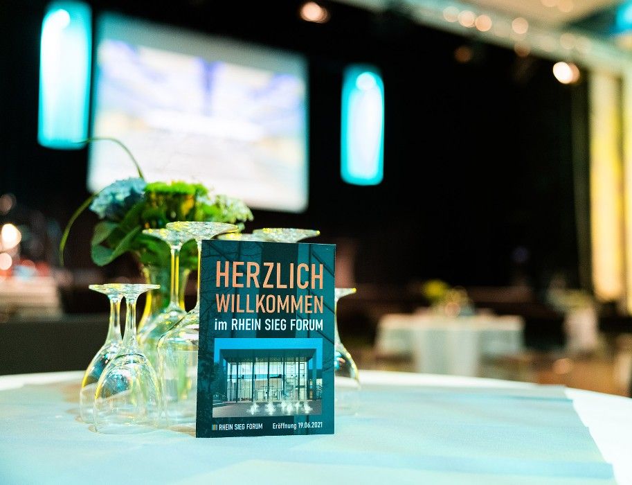 Tischaufsteller Herzlich Willkommen