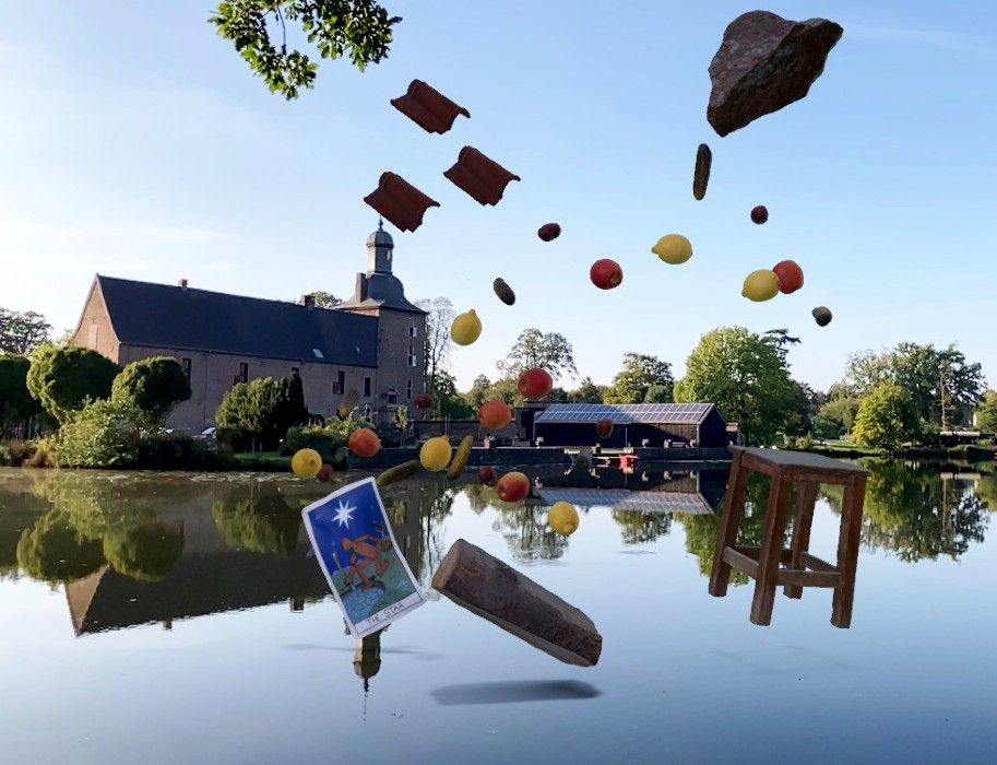 Ein surrealistisches Kunstwerk zeigt schwebende Objekte wie Früchte, Steine und einen Hocker in Tüschenbroich