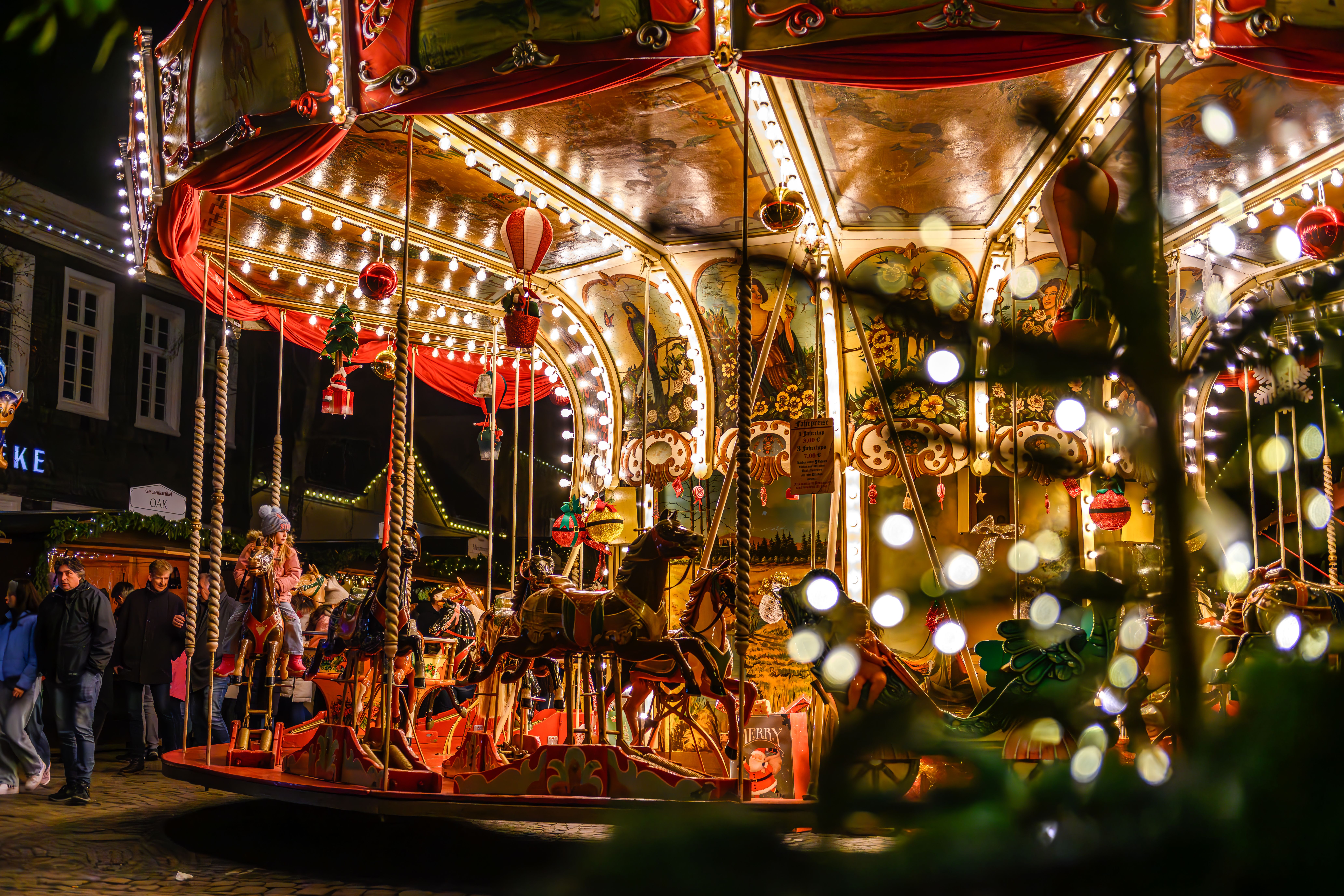 Historisches Karussell bei Nacht mit Lichtern auf dem Christkindlmarkt Wiedenbrück.