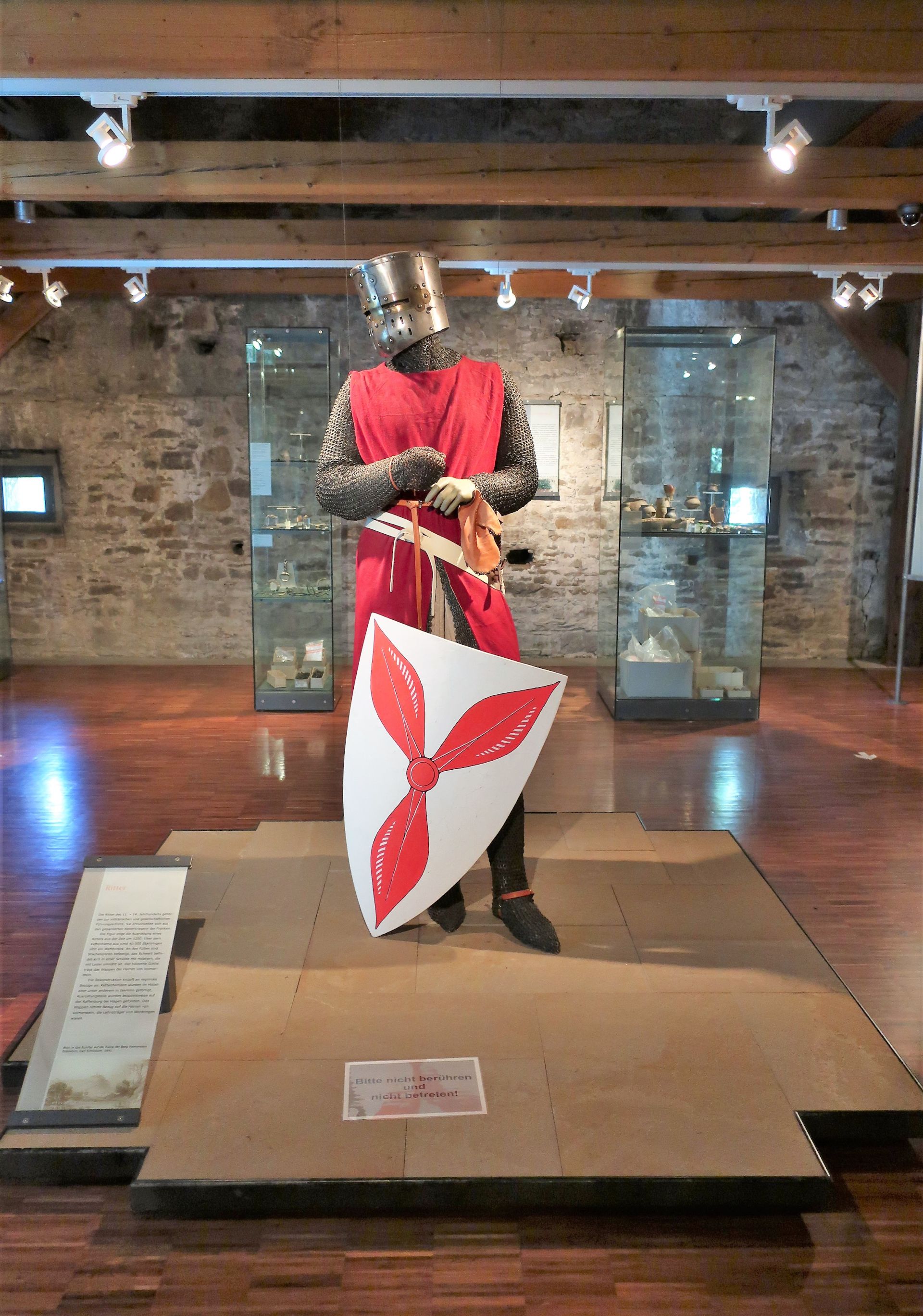 Auch diese Ritterrüstung gehört zum Bestand des Archäologiemuseums Hagen, das im Schloss Werdringen untergebracht ist