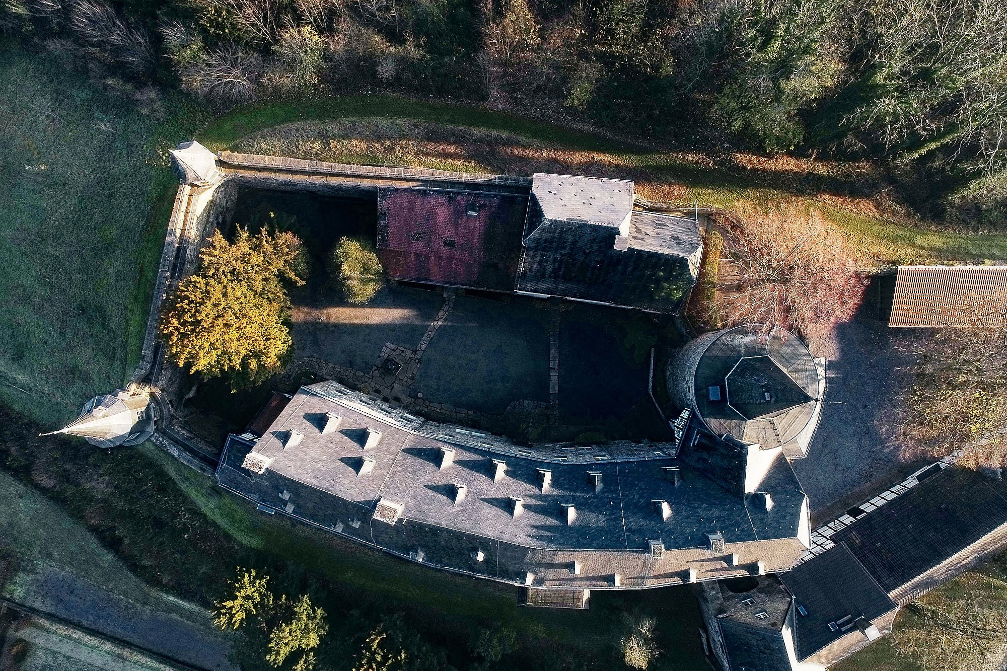 Wehrgang mit Bergfried aus Vogelperspektive