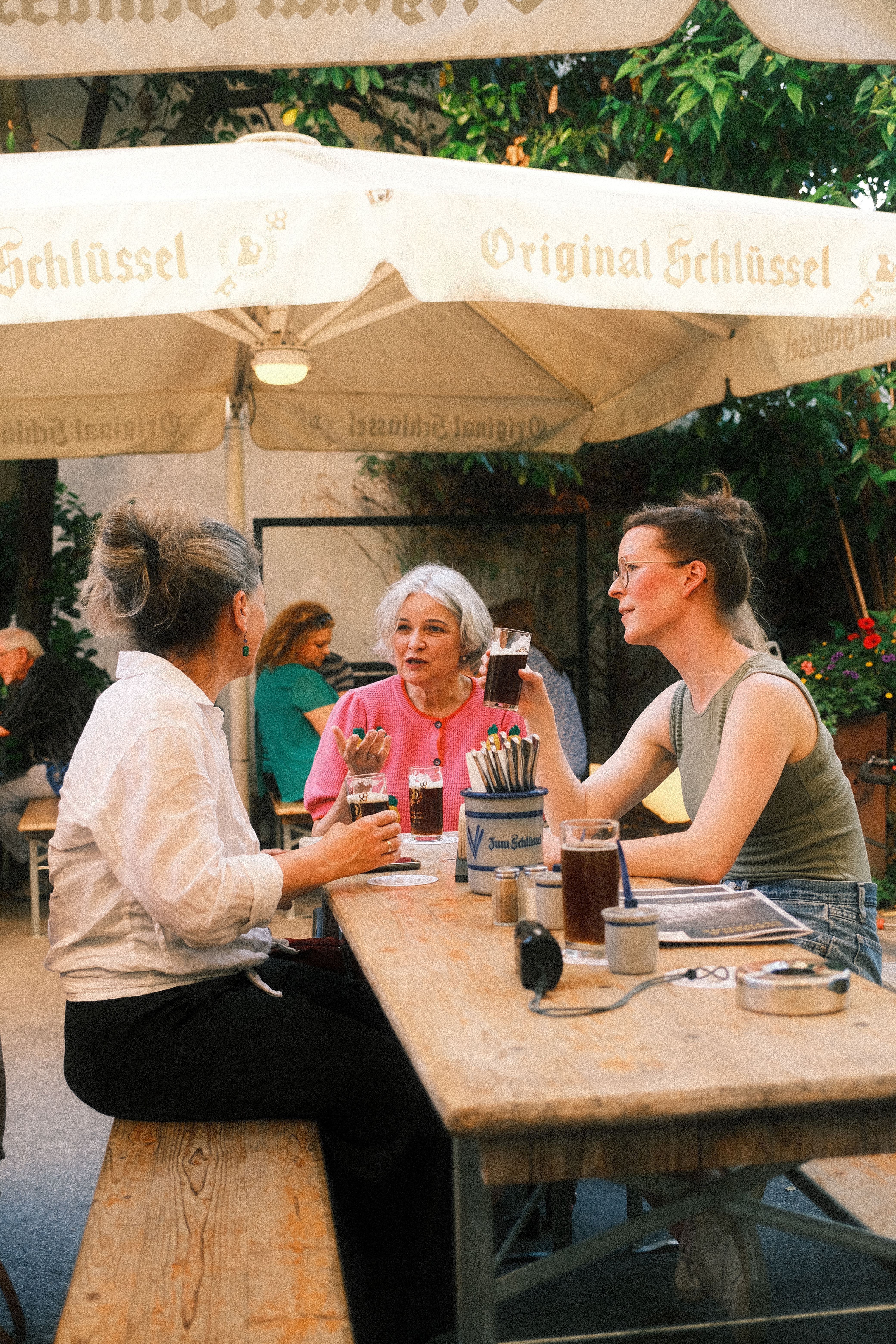 Drei Frauen sitzen mit Altbier in einem Biergarten in Altstadt in Düsseldorf.