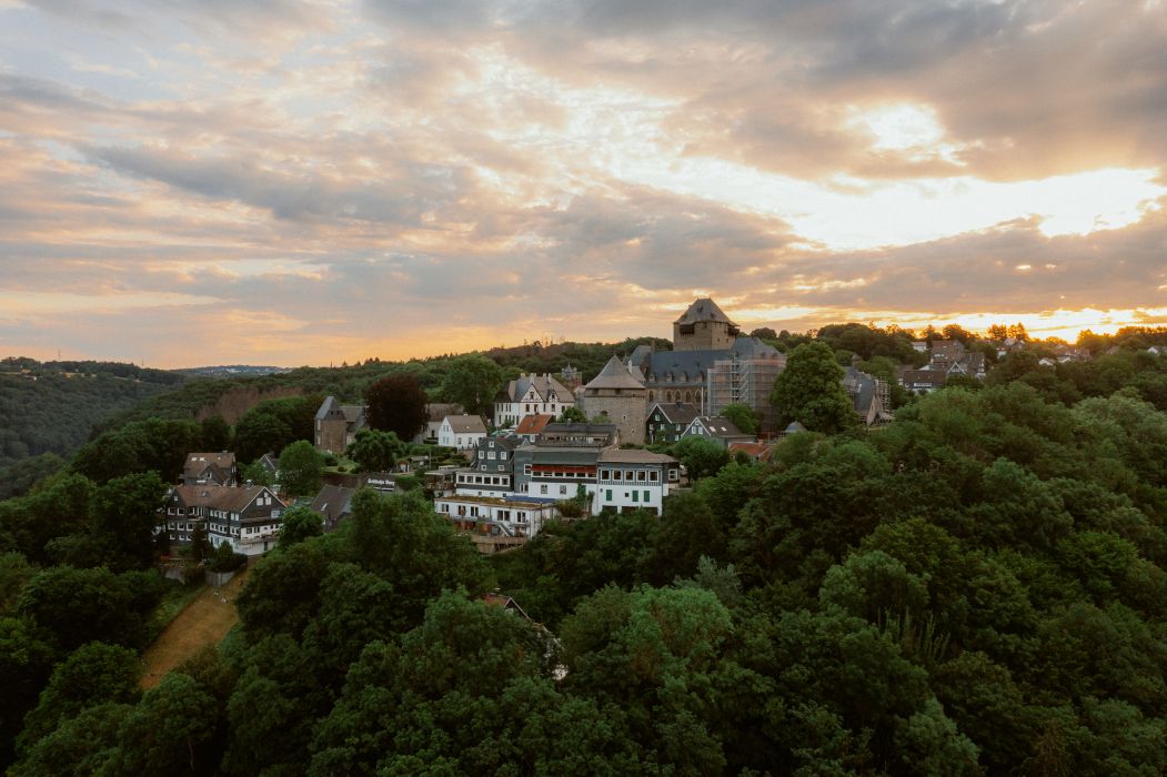 Blick auf Schloss  auf Berg vor Wolken-Himmel