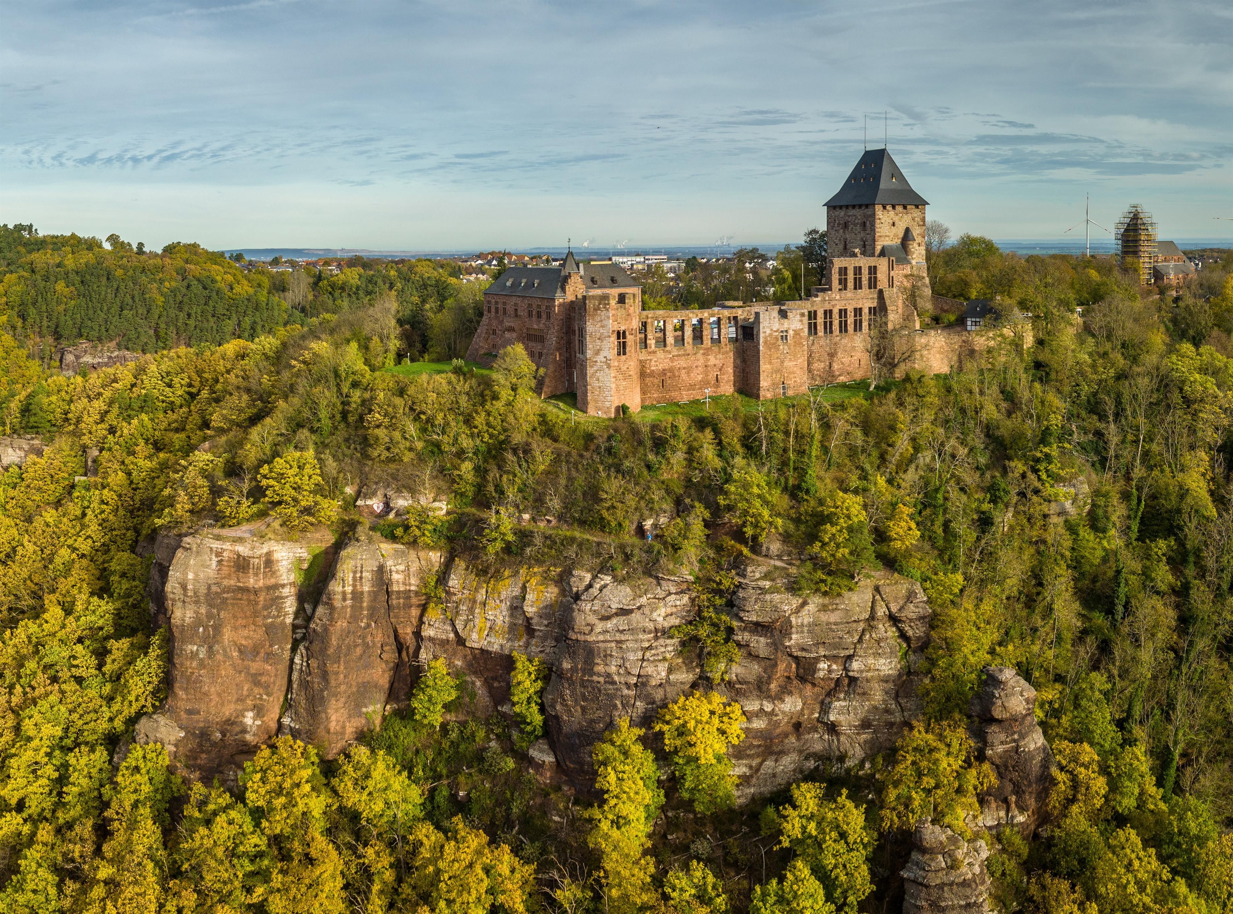 Burg Nideggen thront über der Eifel