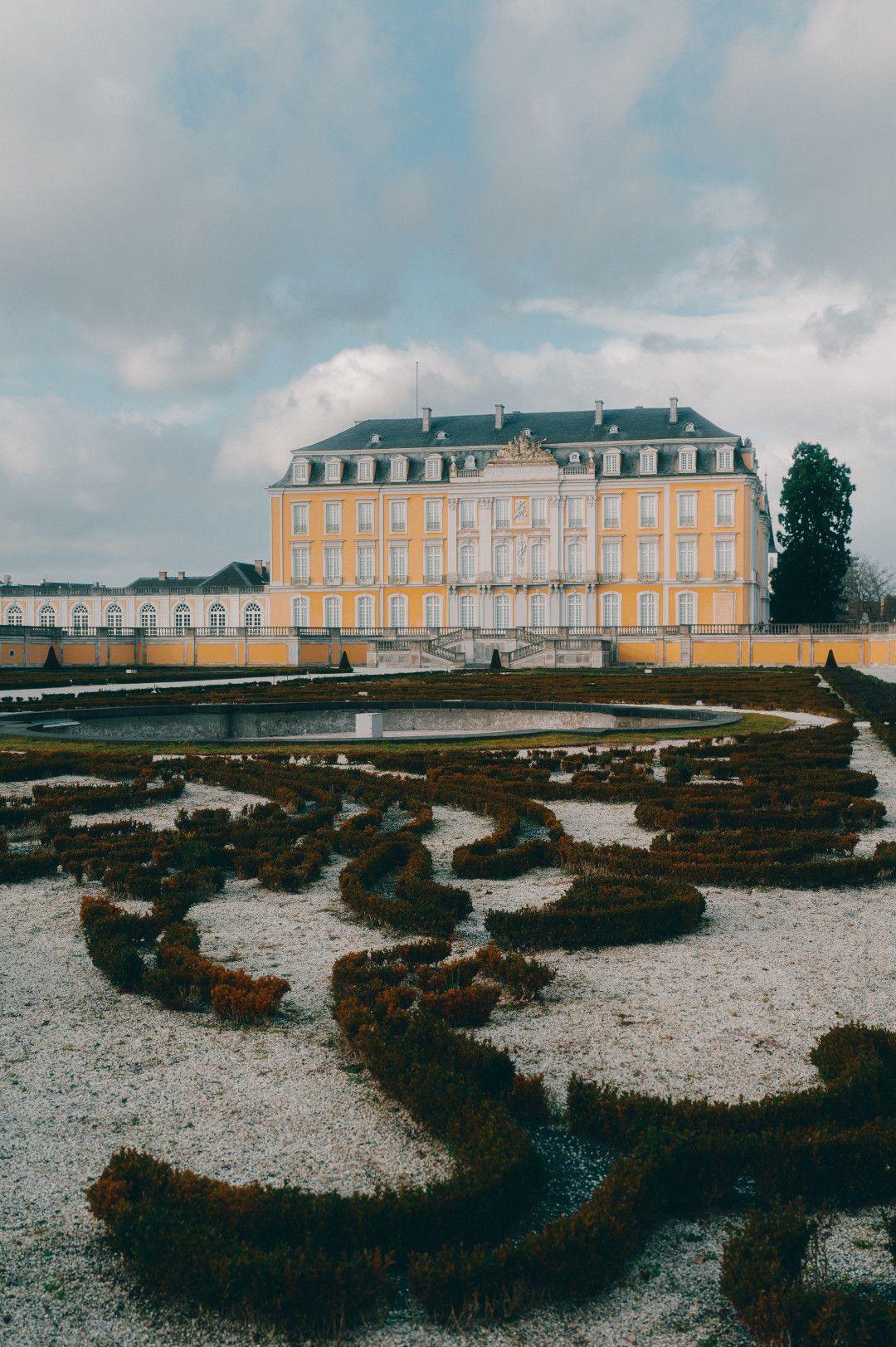 Kunstvoll angelegte Beete und Springbrunnen schmücken den Park vor dem Schloss