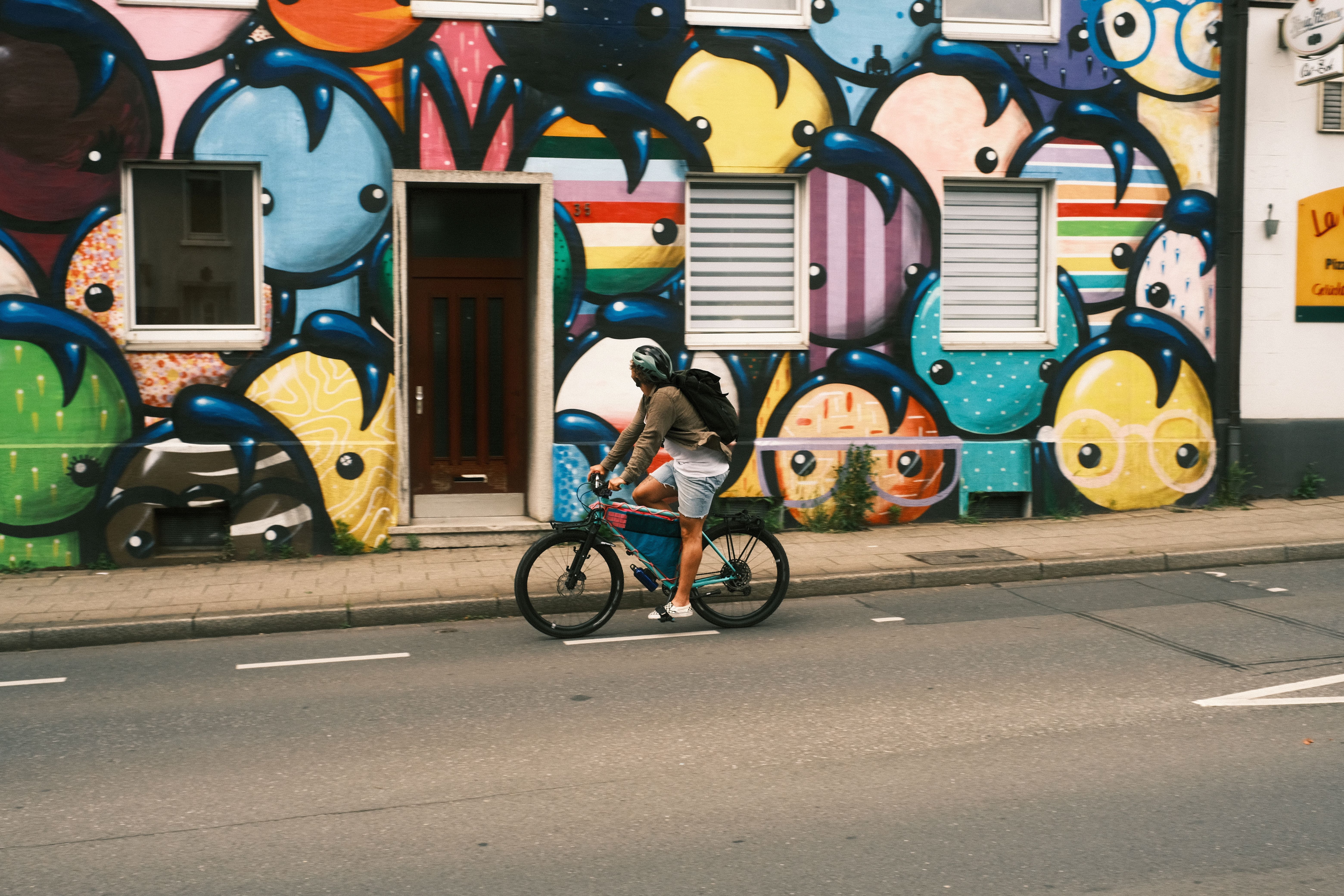 Molle&Korn, Lukasz Kus, Fahrradfahrer auf Fahrrad vor Straßenkunst am Ruhrtalradweg im Ruhrgebiet.