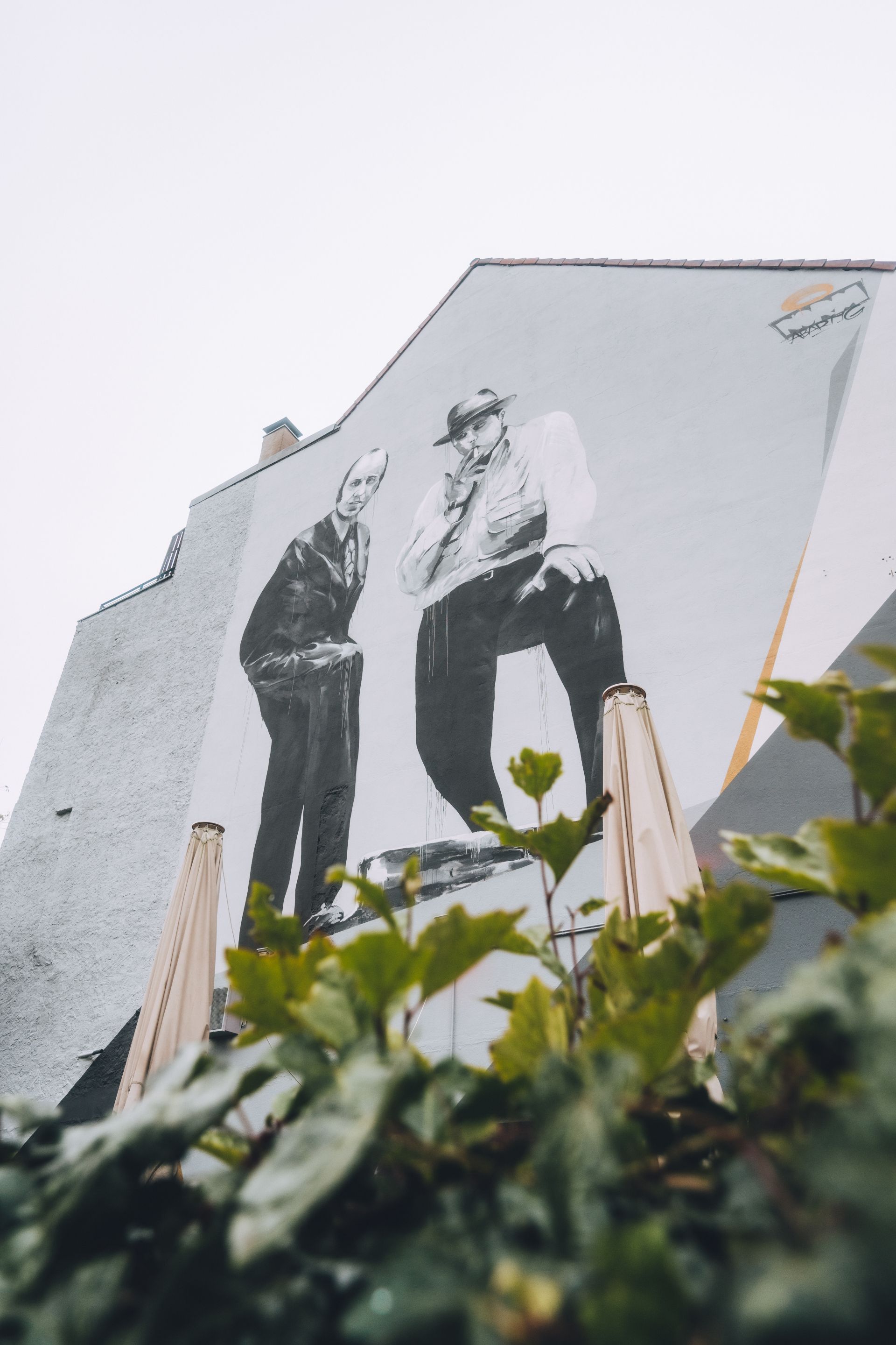 Tourismus NRW e.V., Foto: Johannes Höhn, Street Art-Künstler Philipp Kömen hat Architekt Hans Hollein und Künstler Joseph Beuys in einem Mural in Mönchengladbach eingefangen