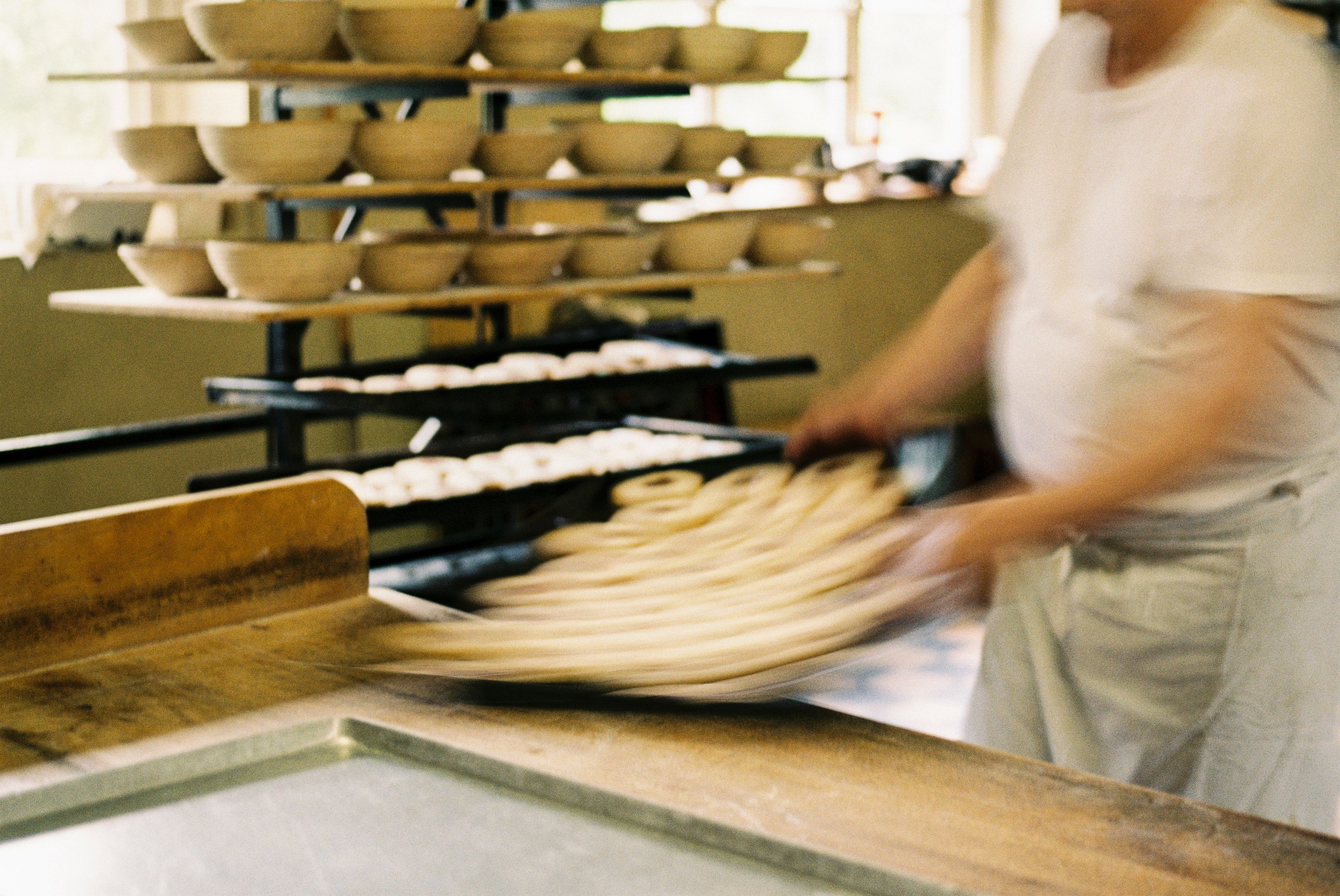 Molle & Korn, Henri Schade, Bäcker mit Gebäck in der Bäckerei des Freilichtmuseums in Detmold.