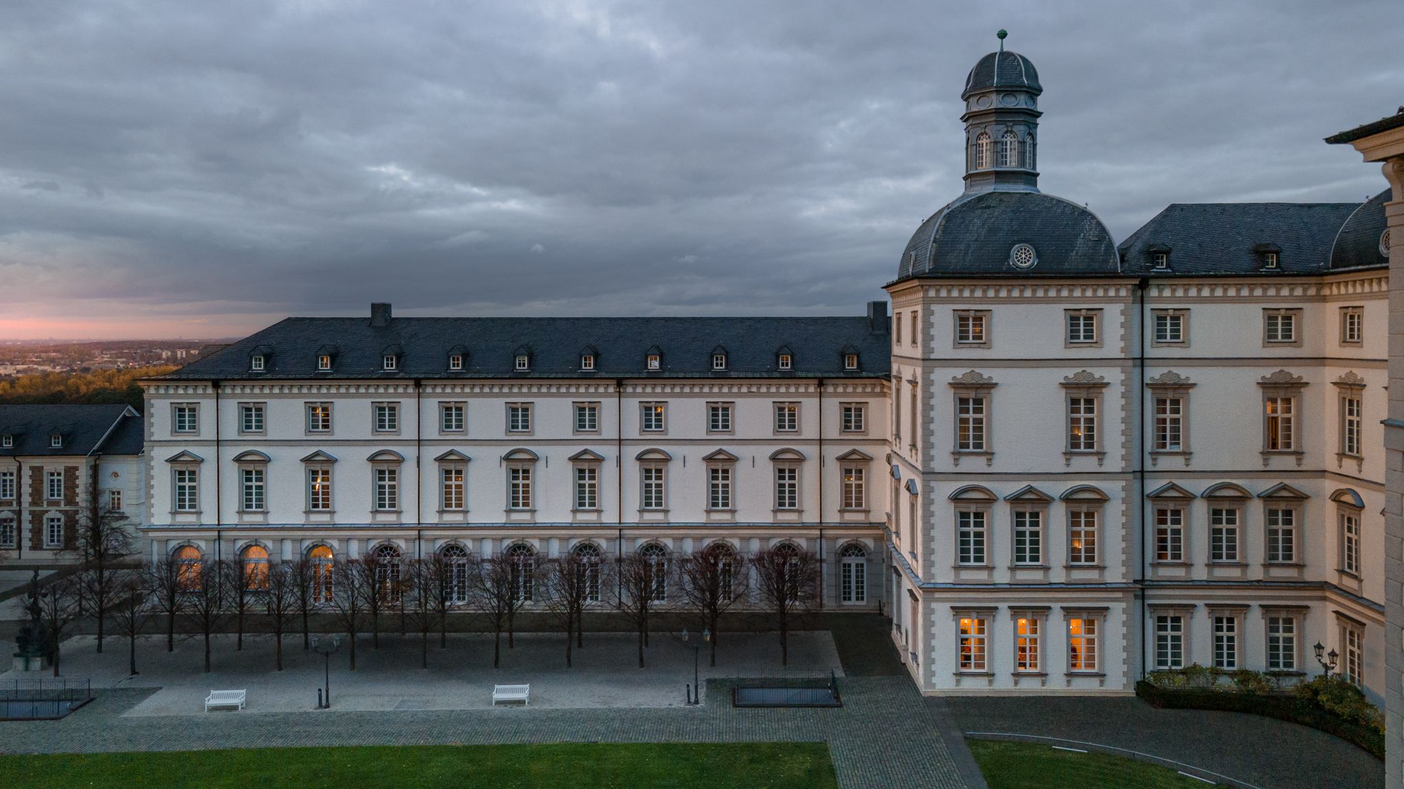 Seitliche Ansicht vom Schloss mit Sonnenuntergang im Hintergrund
