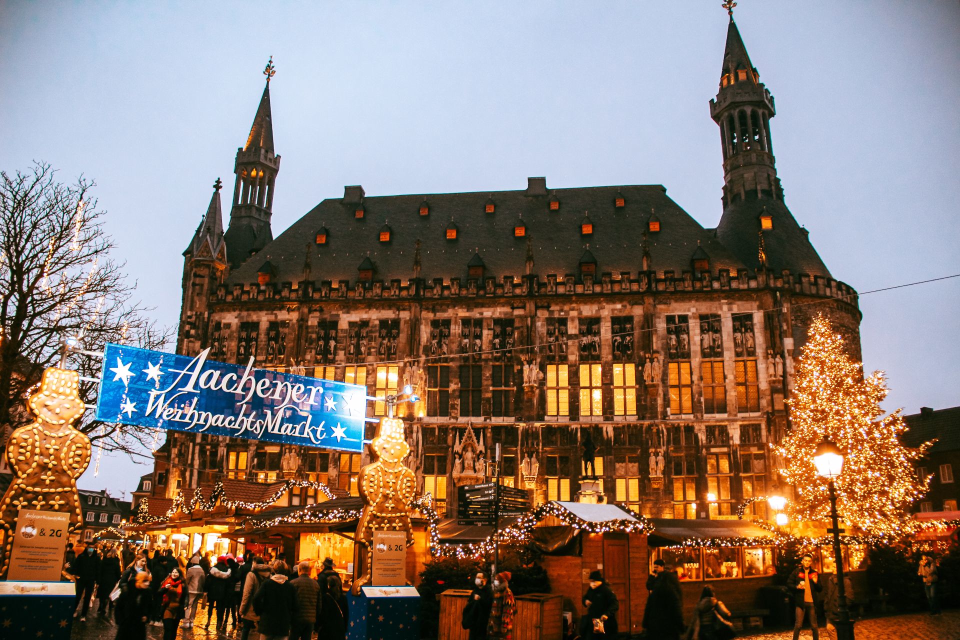 Der Aachener Weihnachtsmarkt strahlt eine winterliche Atmosphäre aus