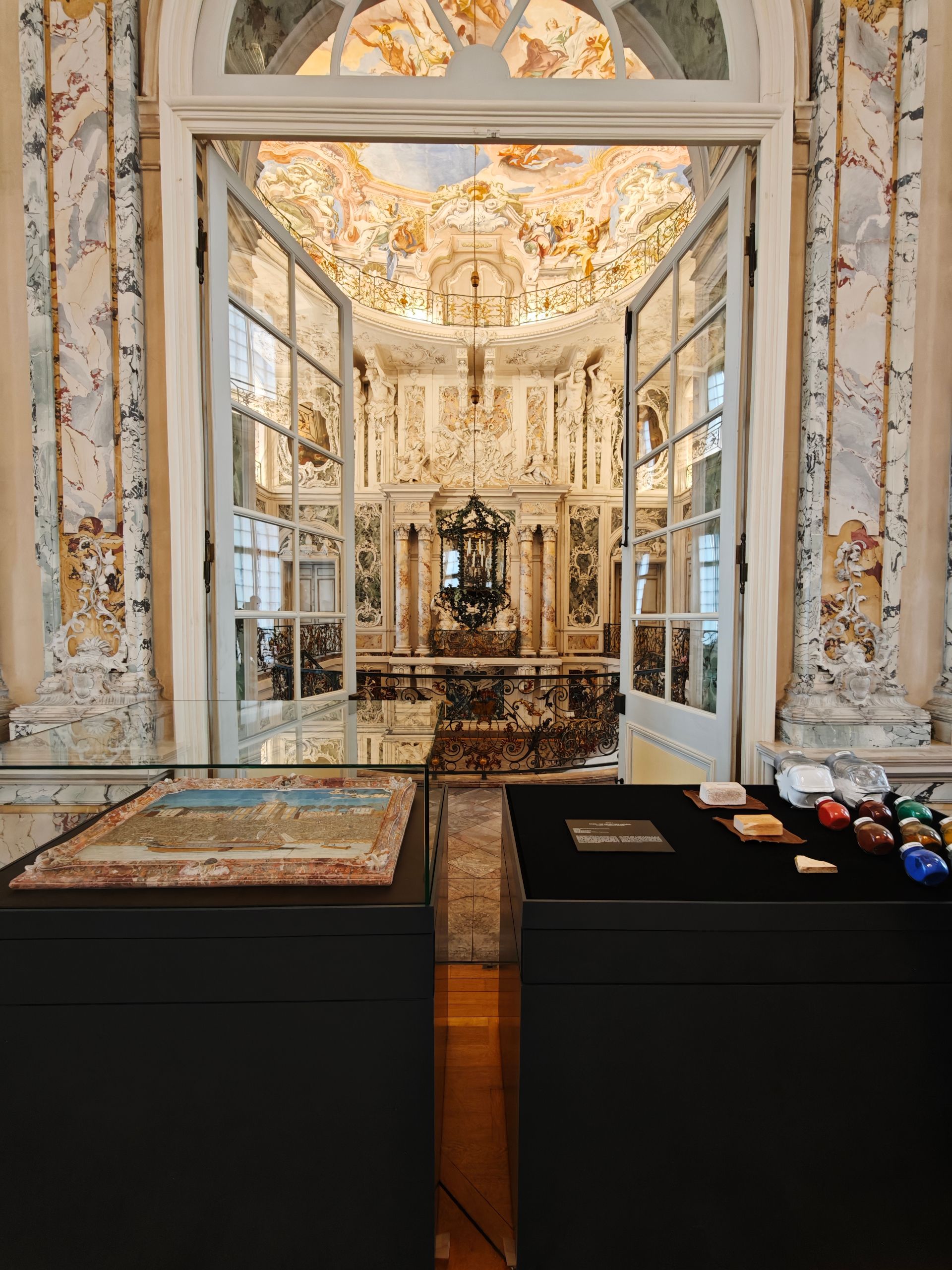 Einige Ausstellungsstücke finden Gäste auch in direkter Nähe des bekannten Prunktreppenhauses des Schlosses Augustusburg vor