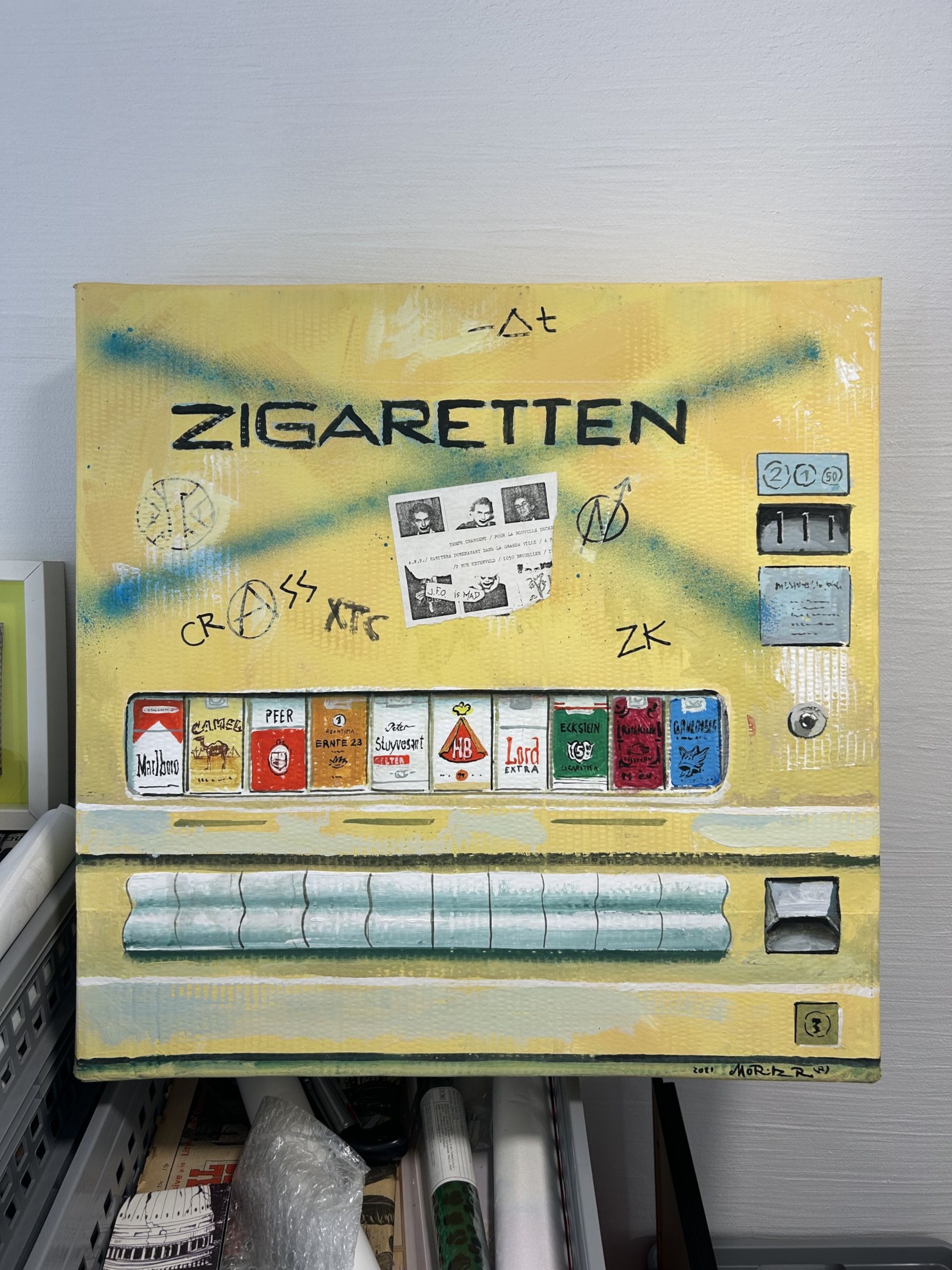 Die Nachbildung eines bemalten und beklebten Zigarettenautomaten des Ratinger Hofs steht symbolisch für die verrauchten, lauten Kellernächte, in denen der deutsche Punk entstand