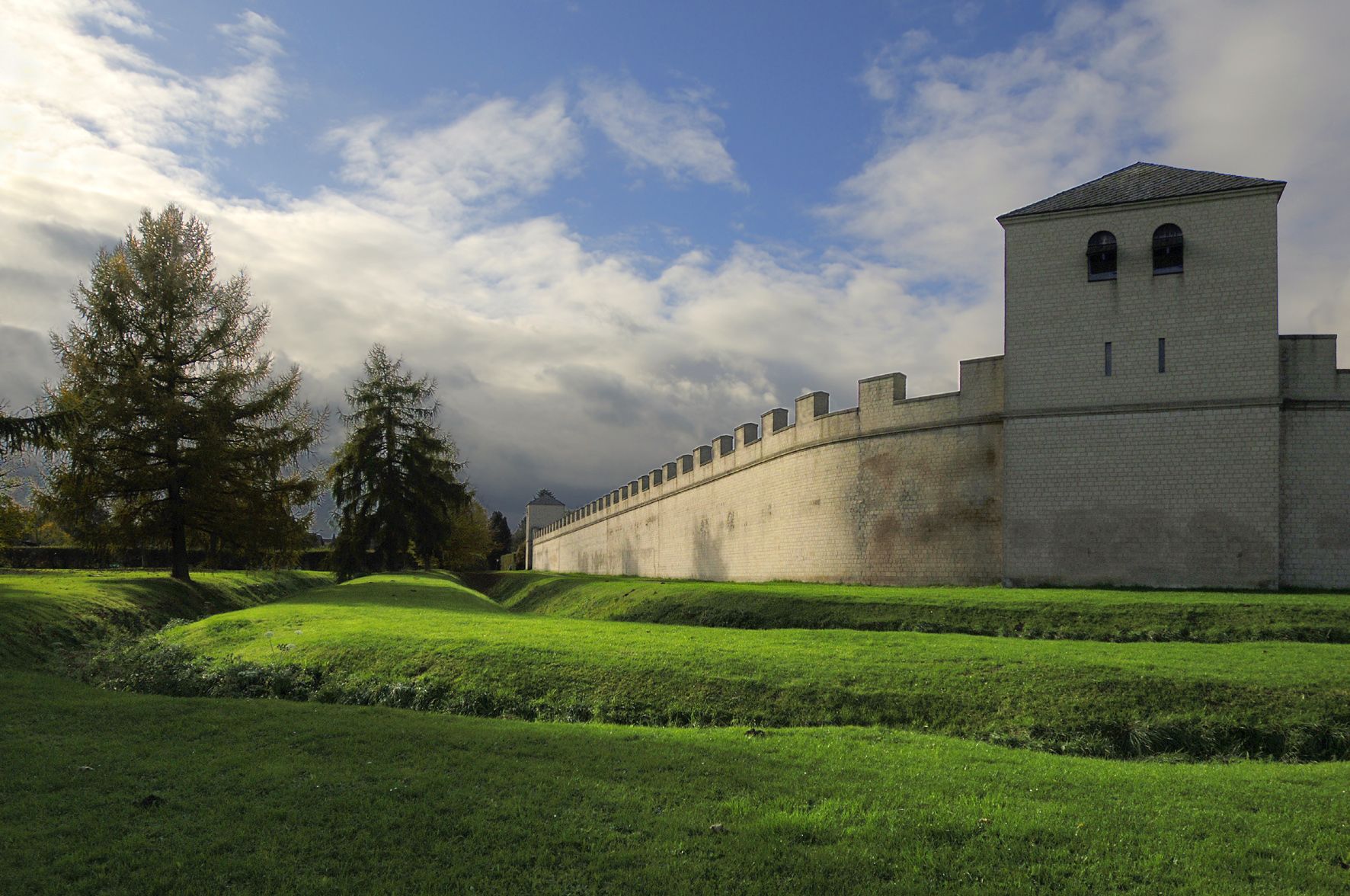 Römische Stadtmauer mit Türmen