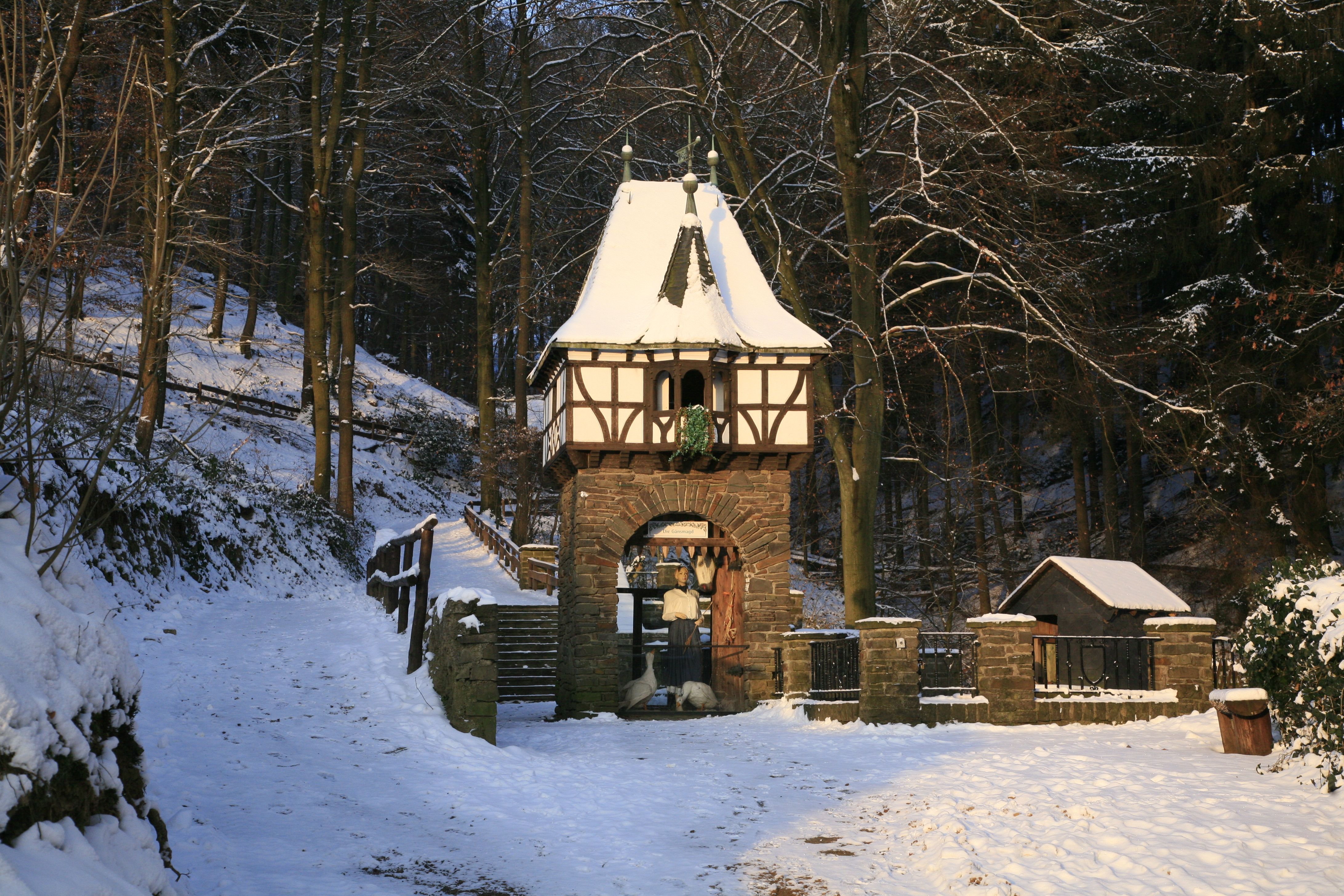 Ein verschneites Torhaus im Märchenwald.