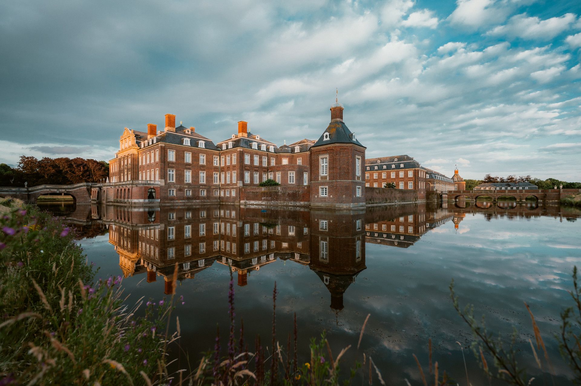 Schloss spiegelt sich im Wassergraben