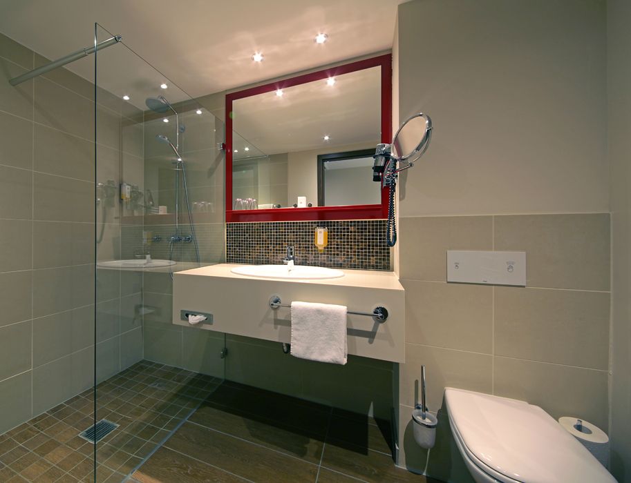 Badezimmer mit ebenerdiger Dusche