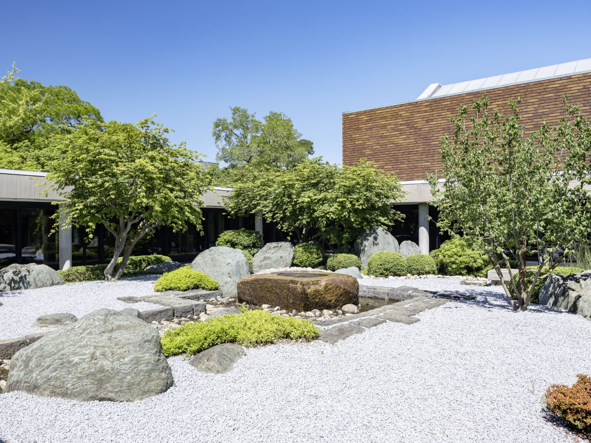 Der Bildhauer Masayuki Nagare gestaltete den Innengarten des Museums für Ostasiatische Kunst nach dem Vorbild traditioneller japanischer Meditationsgärten