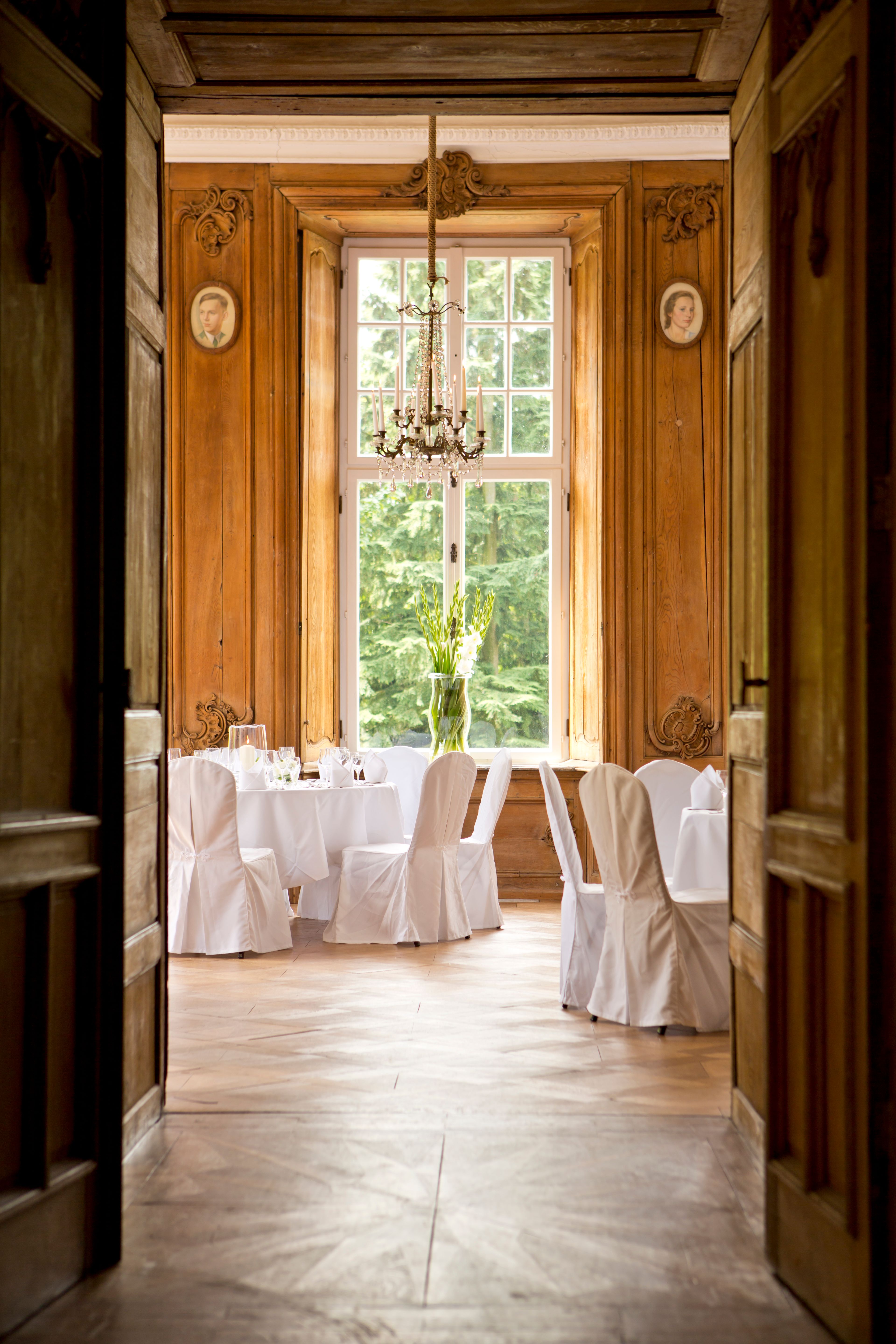 Im Esszimmer von Schloss Wissen sind die Tische festlich eingedeckt.