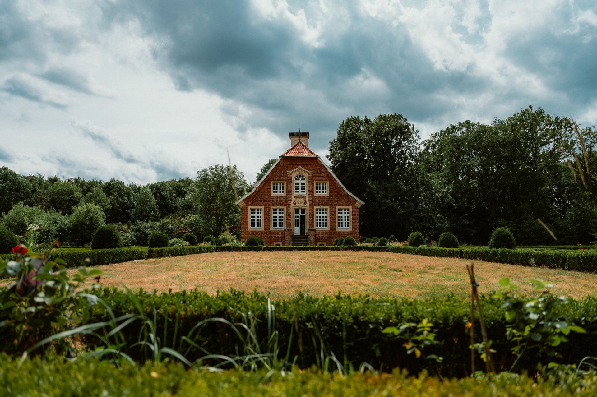Frontansicht eines Landhauses mit Wiese davor