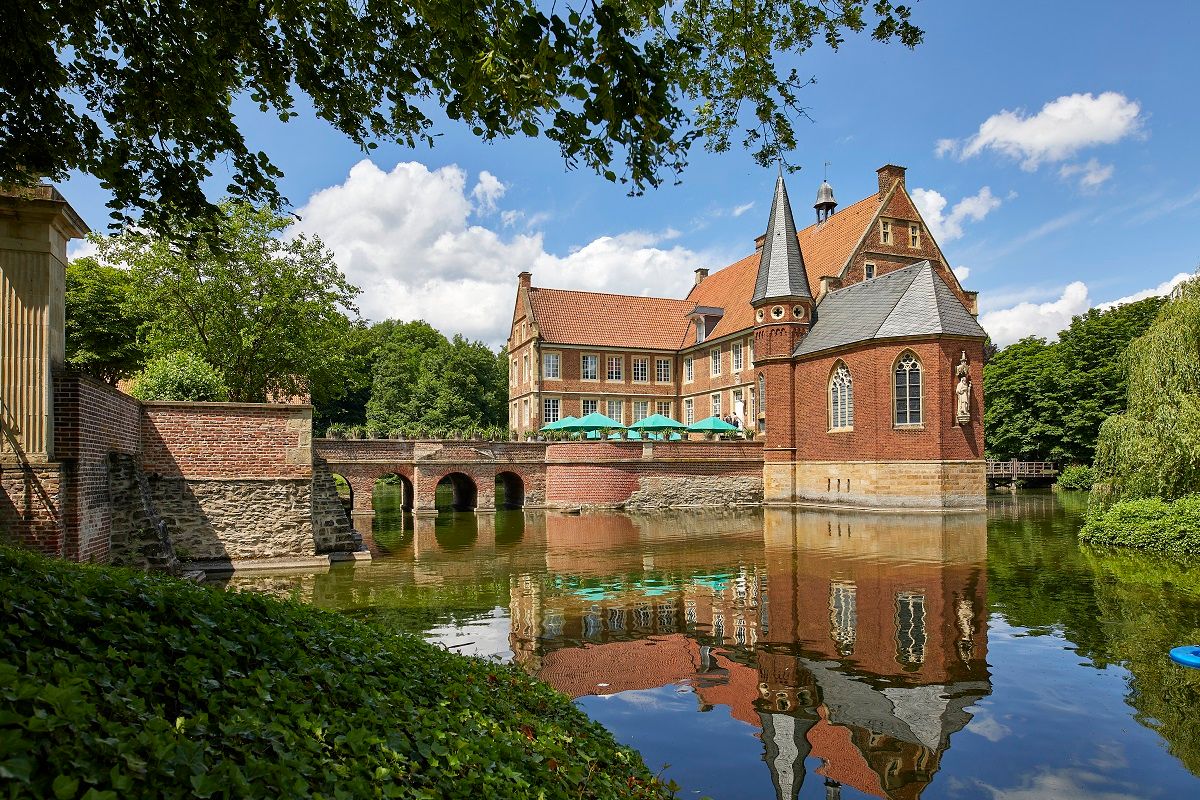 Burg Hülshoff spiegelt sich im Wasser
