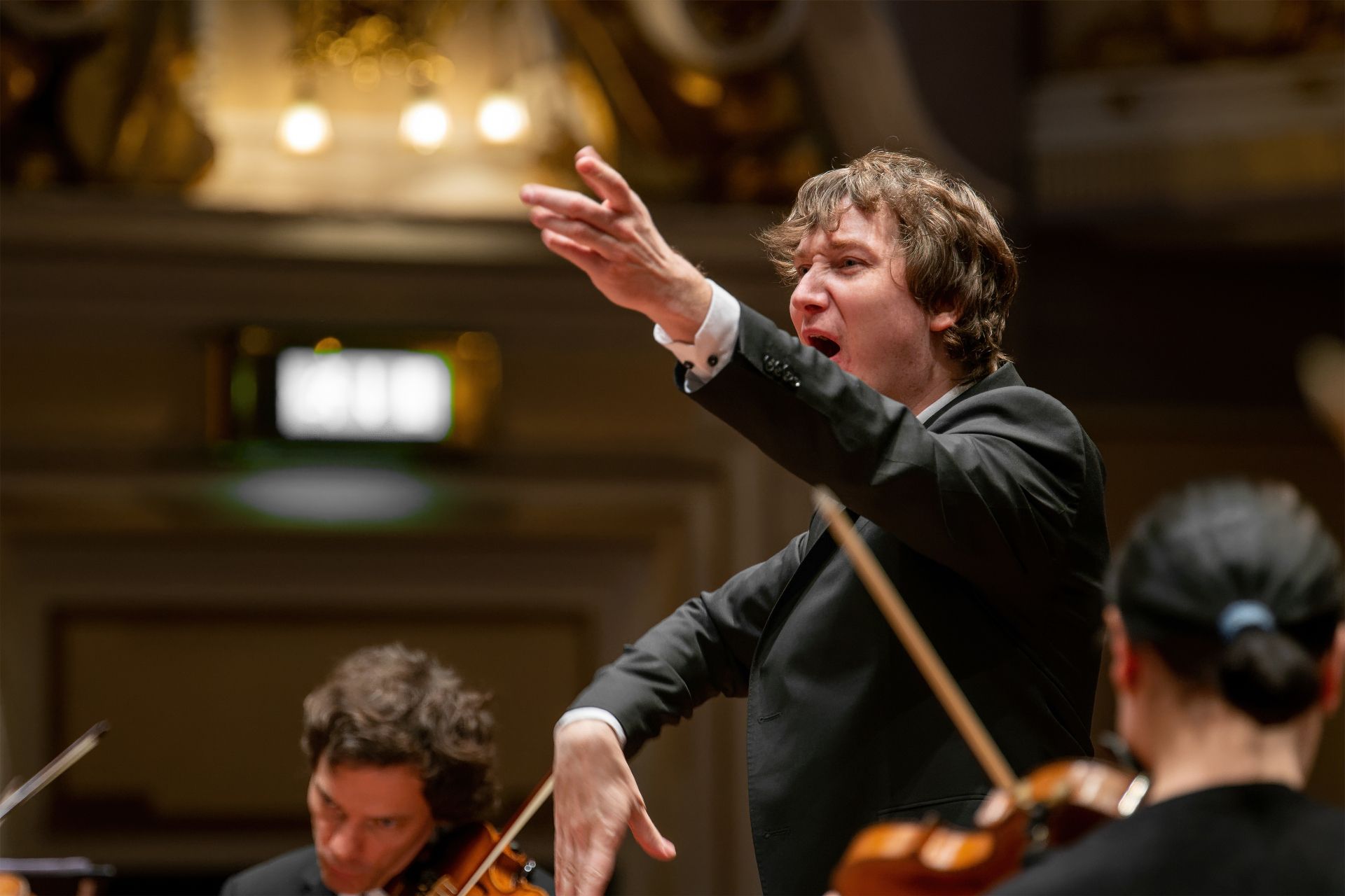 An der Spitze des Scottish Chamber Orchestras steht der Dirigent Maxim Emelyanychev